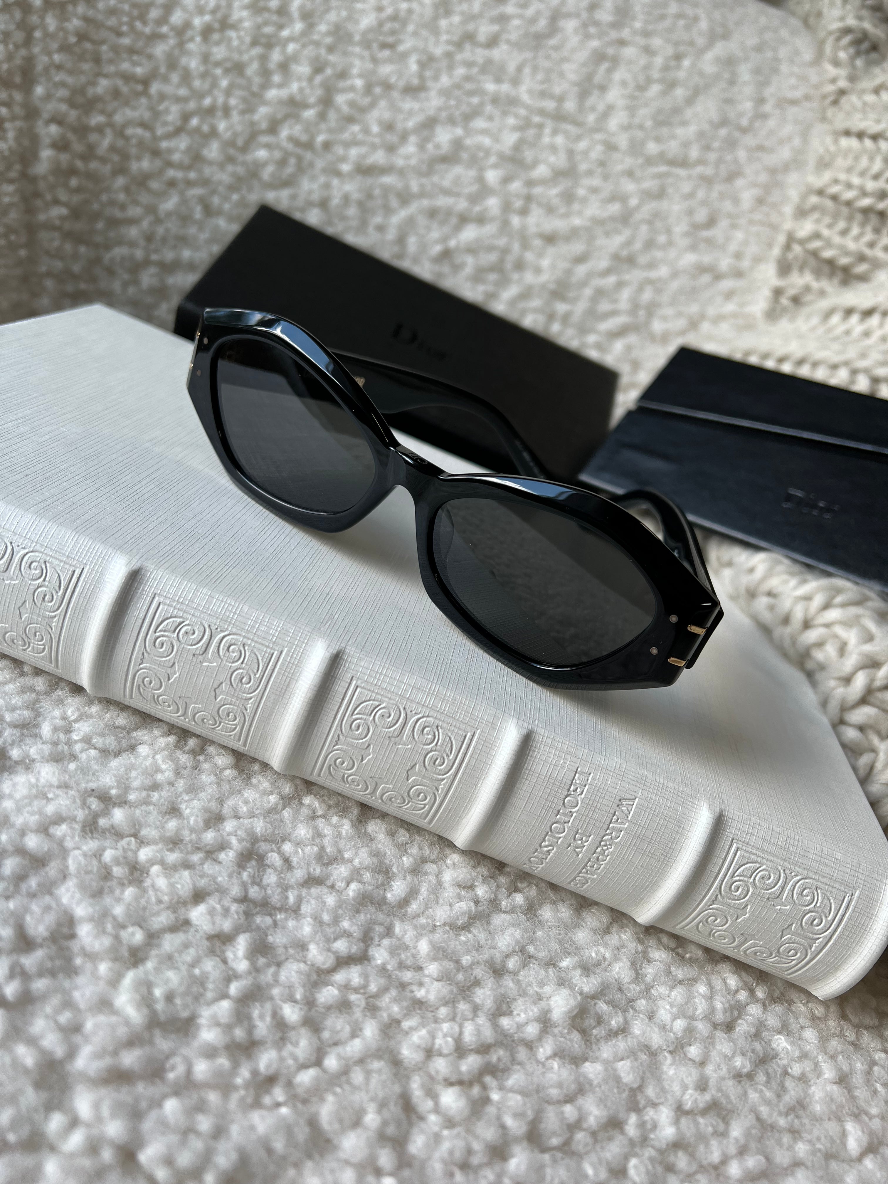 TOP Christian Dior Signature Geometric Sunglasses - Black