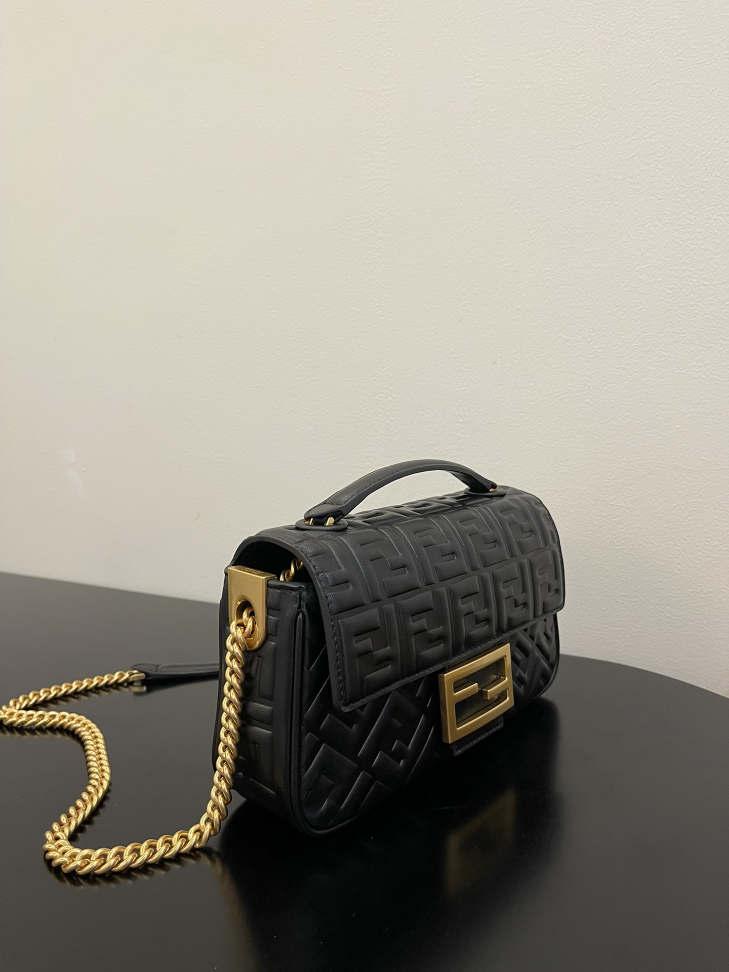 TOP FENDI FENDI Baguette Chain Bag - Black