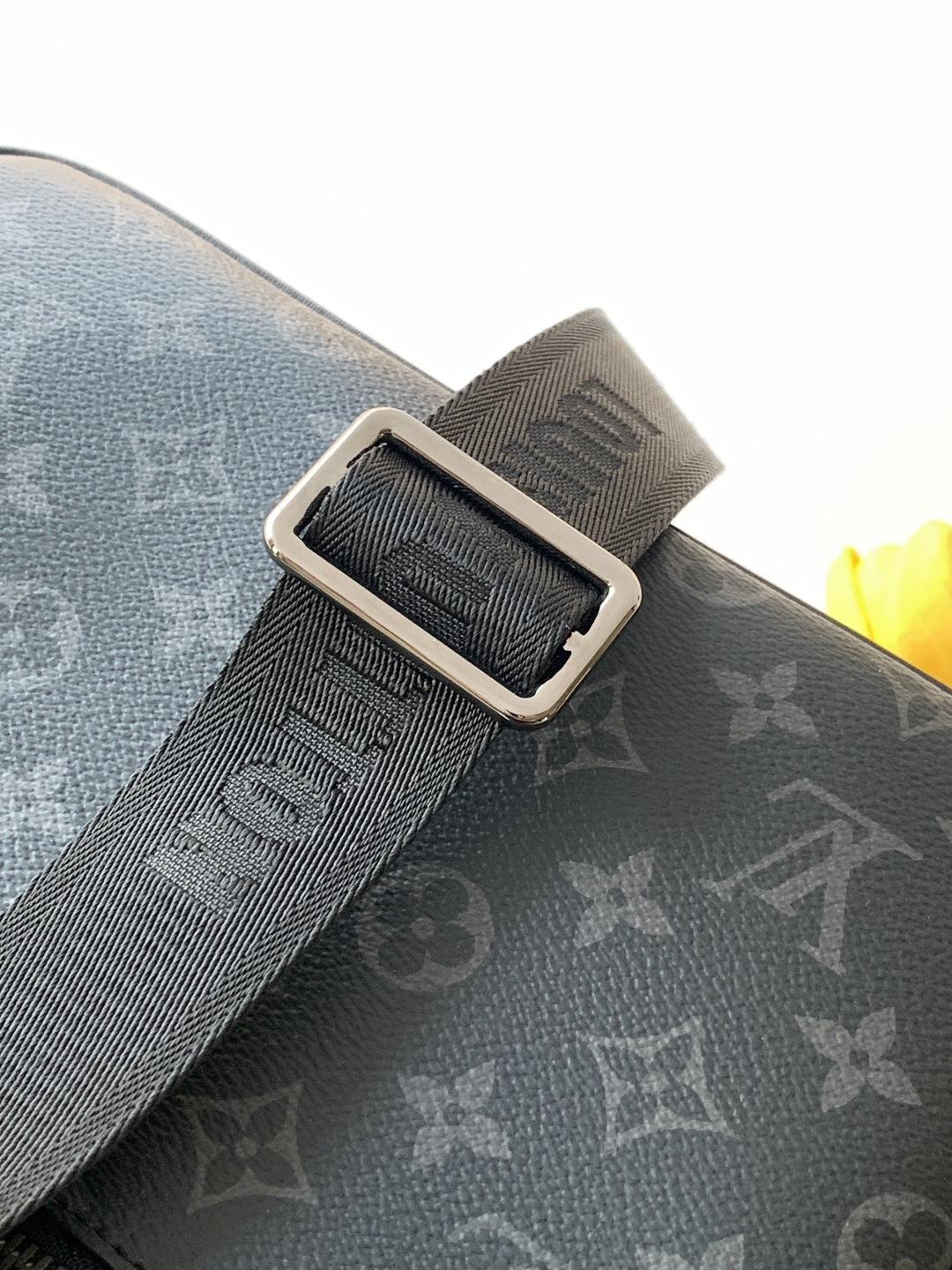 TOP Louis Vuitton LV District Monogram Eclipse Canvas Bag 26x20x7cm - Black