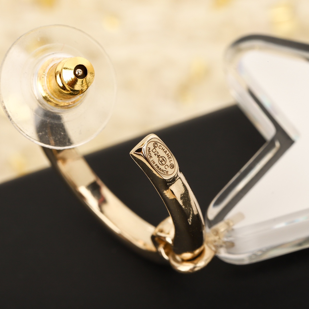 TOP CHANEL Star Earrings-White