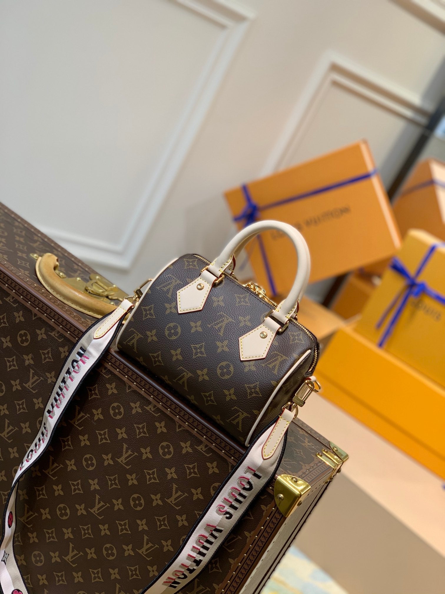 TOP Louis Vuitton LV  Speedy 20 Monogram Crossbody Bag 20x13.5x12cm - Cream