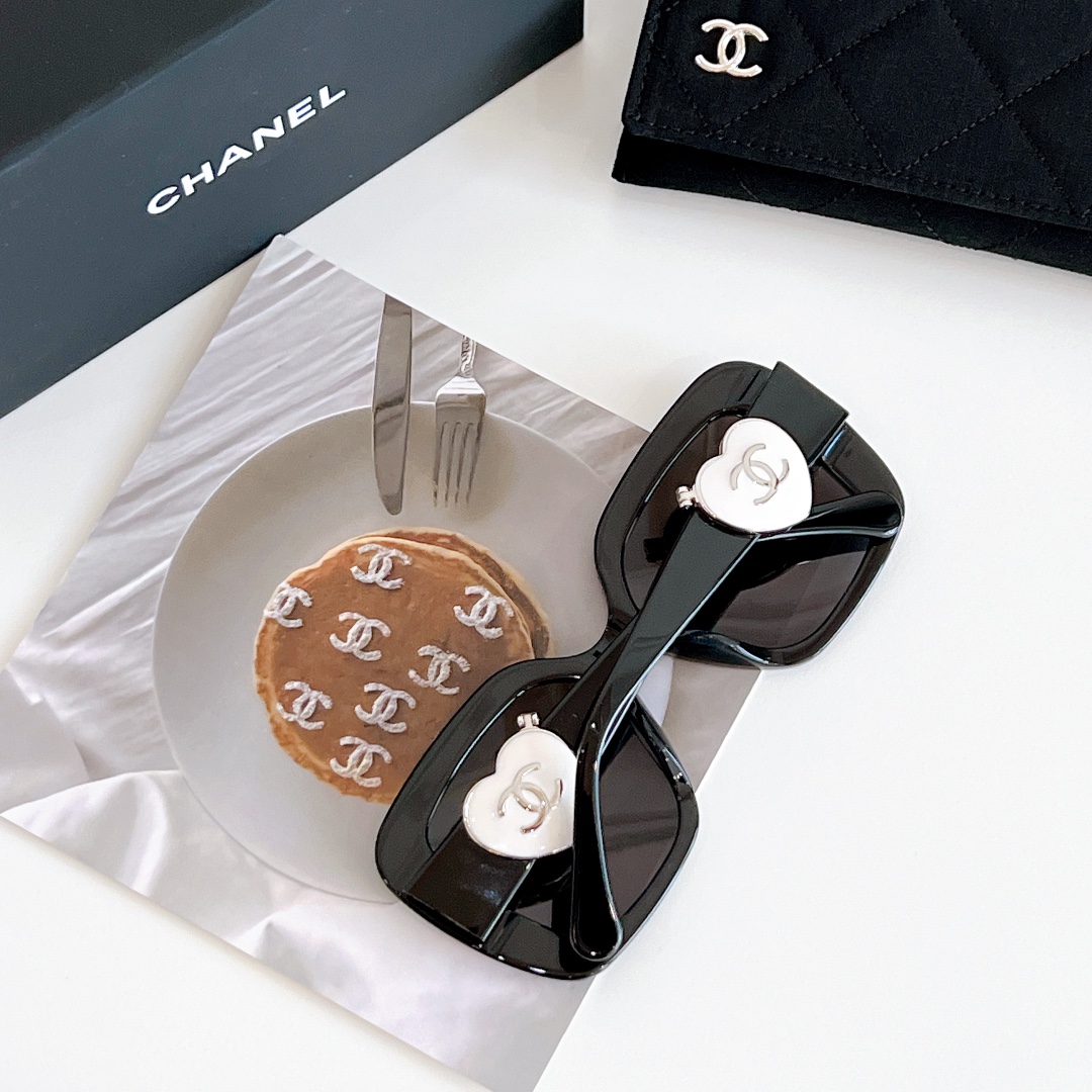 TOP CHANEL Sunglasses - Black