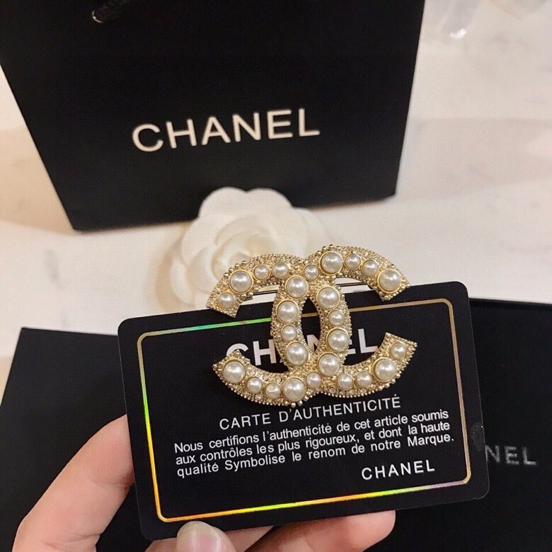 TOP CHANEL Double C Pearl Classic Brooch