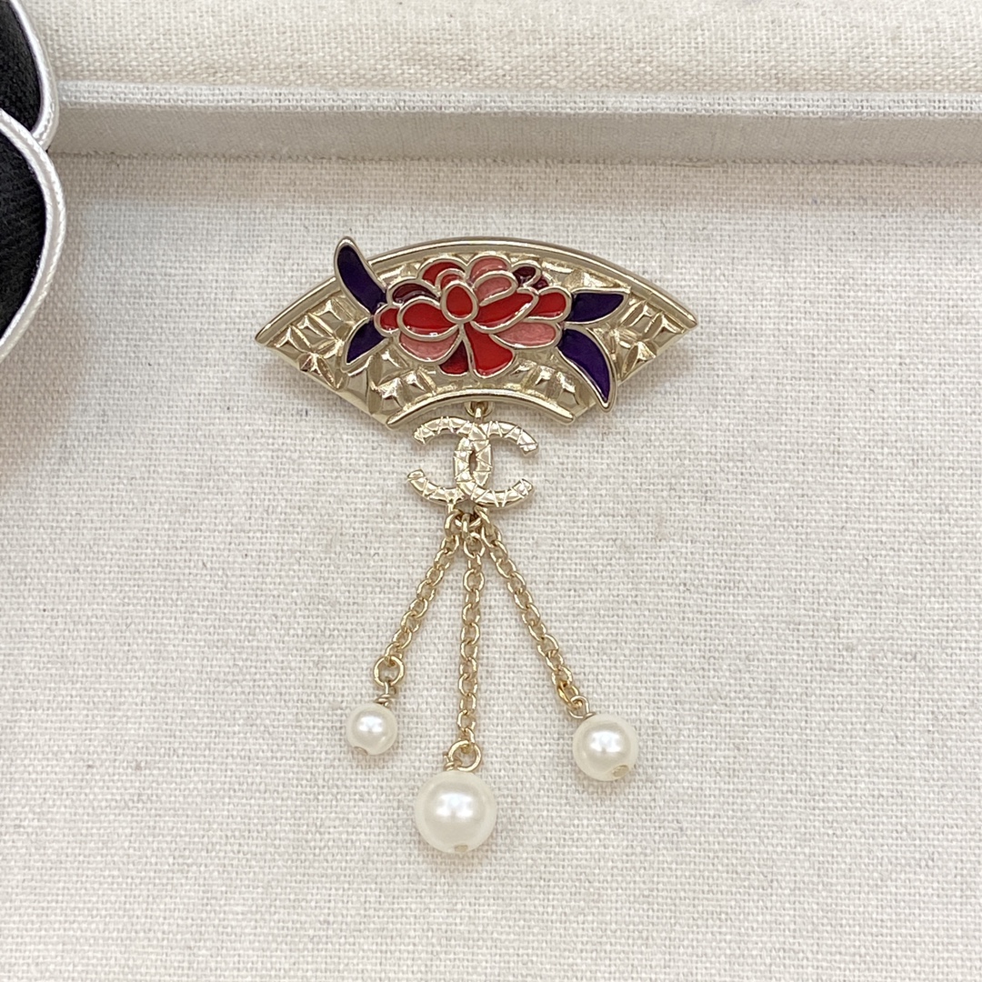 TOP CHANEL Brooch - 2 Colors