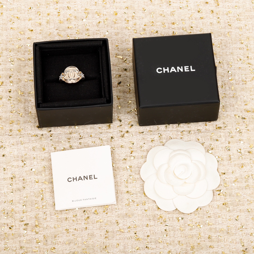 TOP CHANEL Round Star Double C Ring