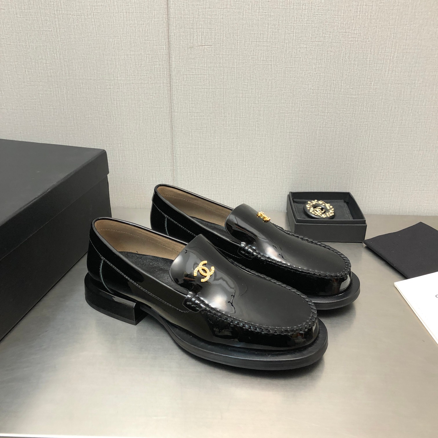 TOP CHANEL Loafers with Small CC Logo - 3 Color