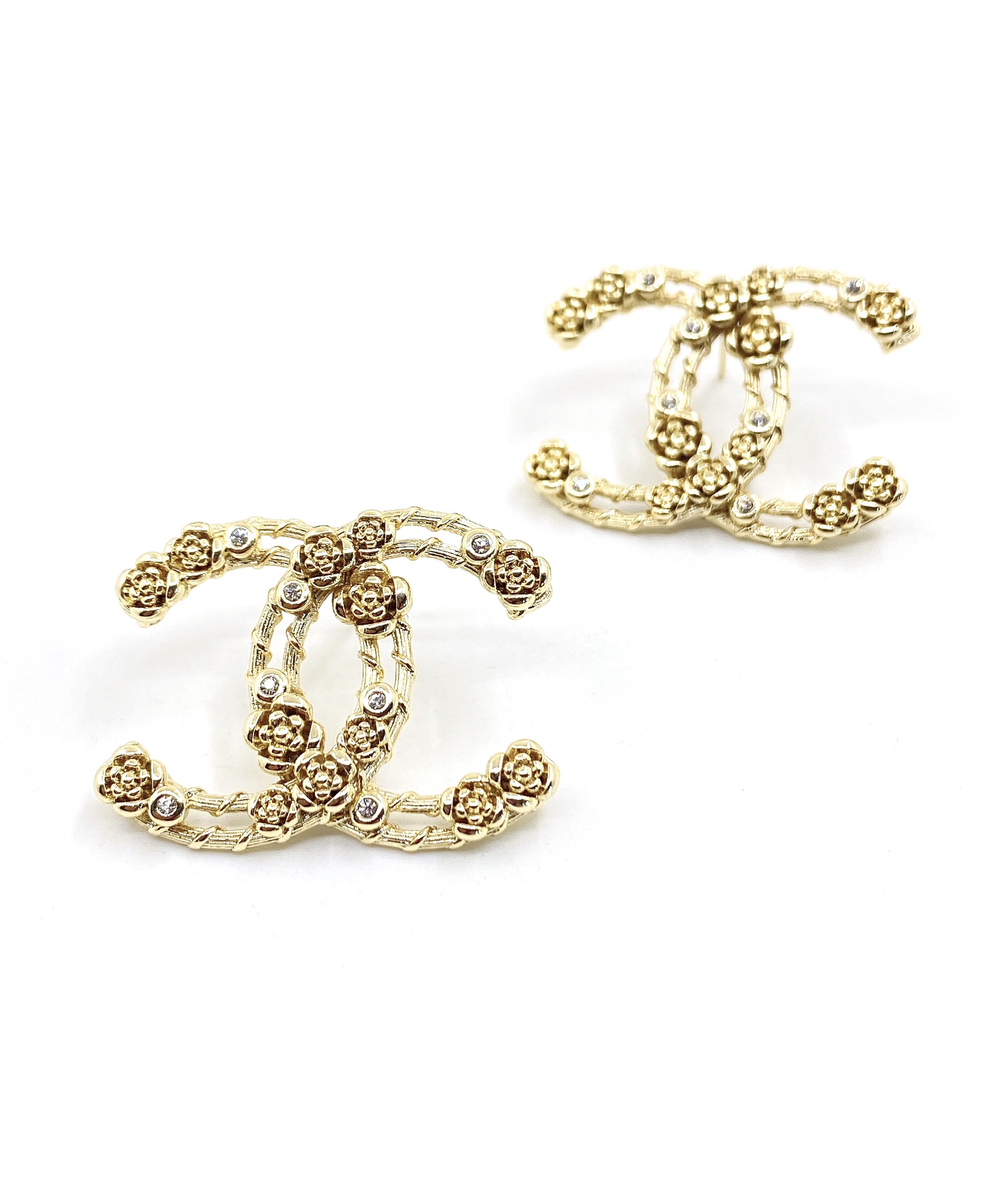 TOP CHANEL Hollow Rose Double C Earrings - Gold