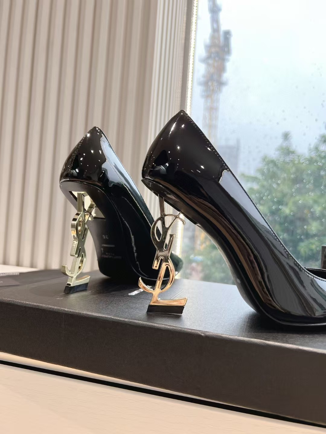 TOP Yves Saint Laurent YSL Leather High Heels - Black