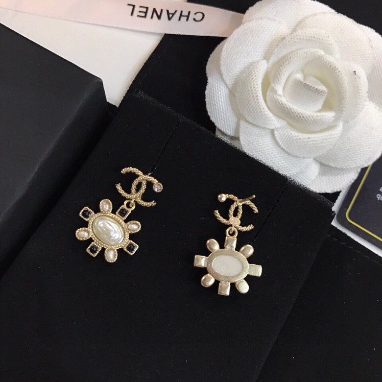TOP CHANEL Double C Pearl Earrings