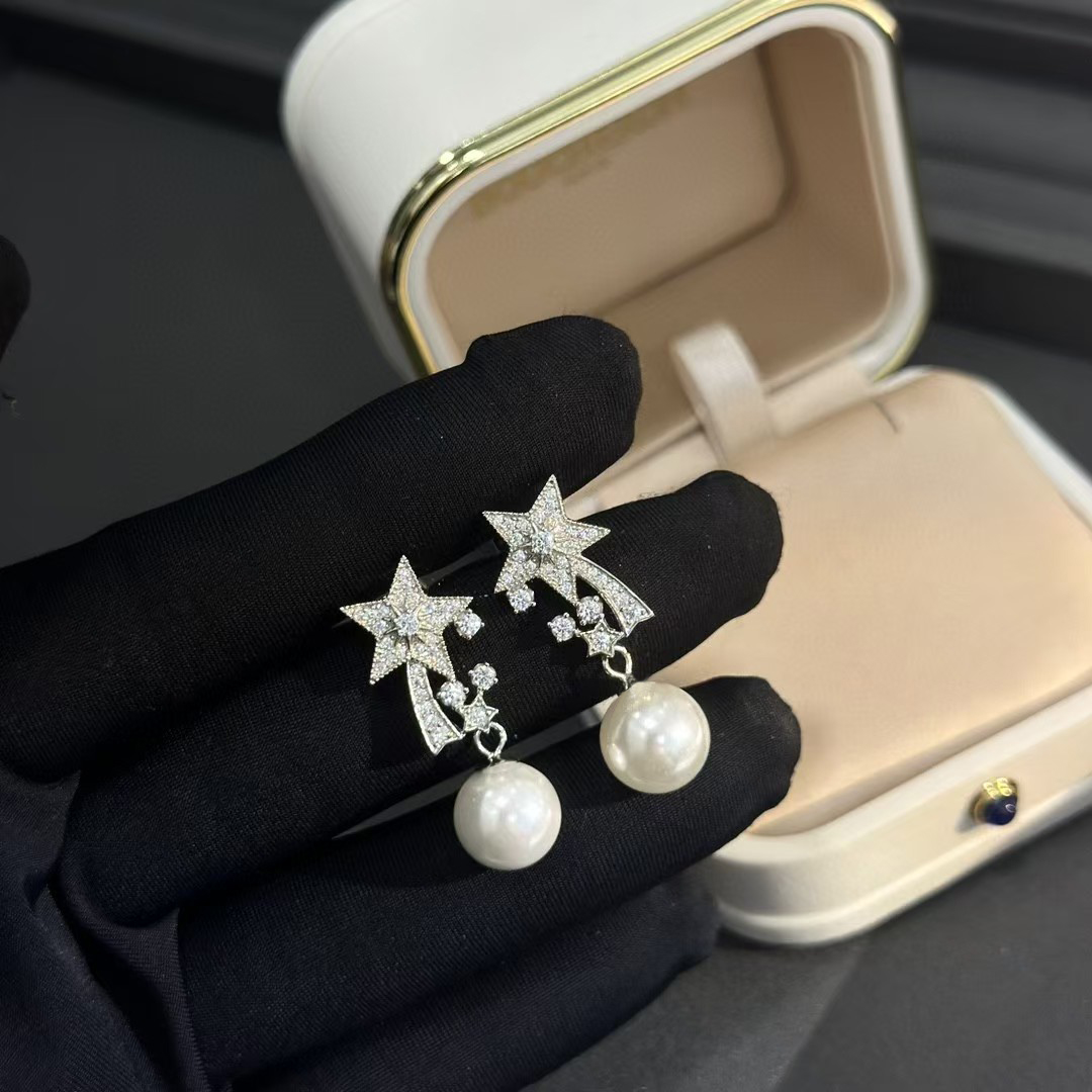 TOP CHANEL Flat Pearl Earrings