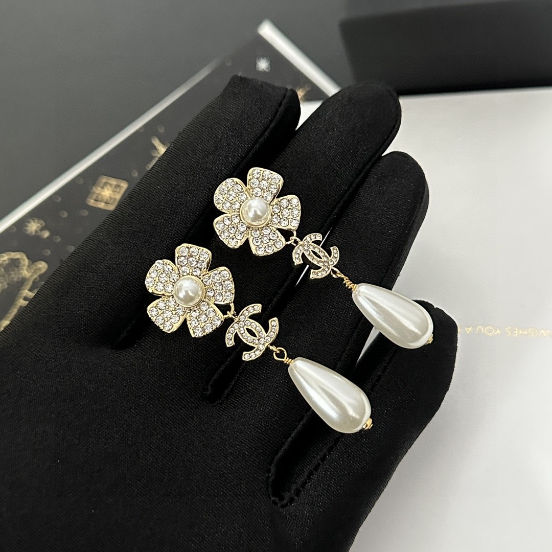 TOP CHANEL Flower Pearl Stud Earrings - Gold