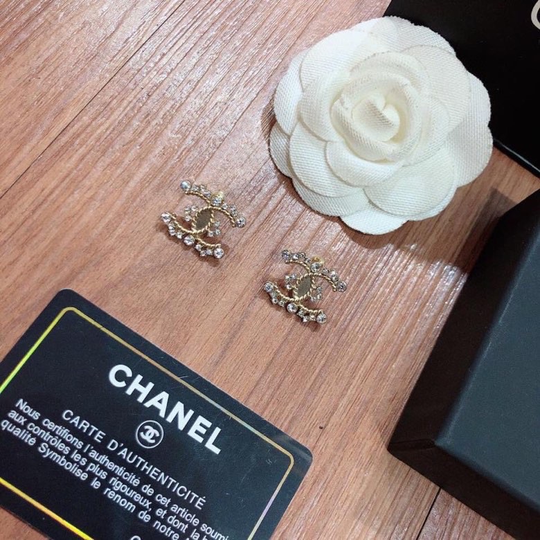 TOP CHANEL Pearl Diamond Earrings