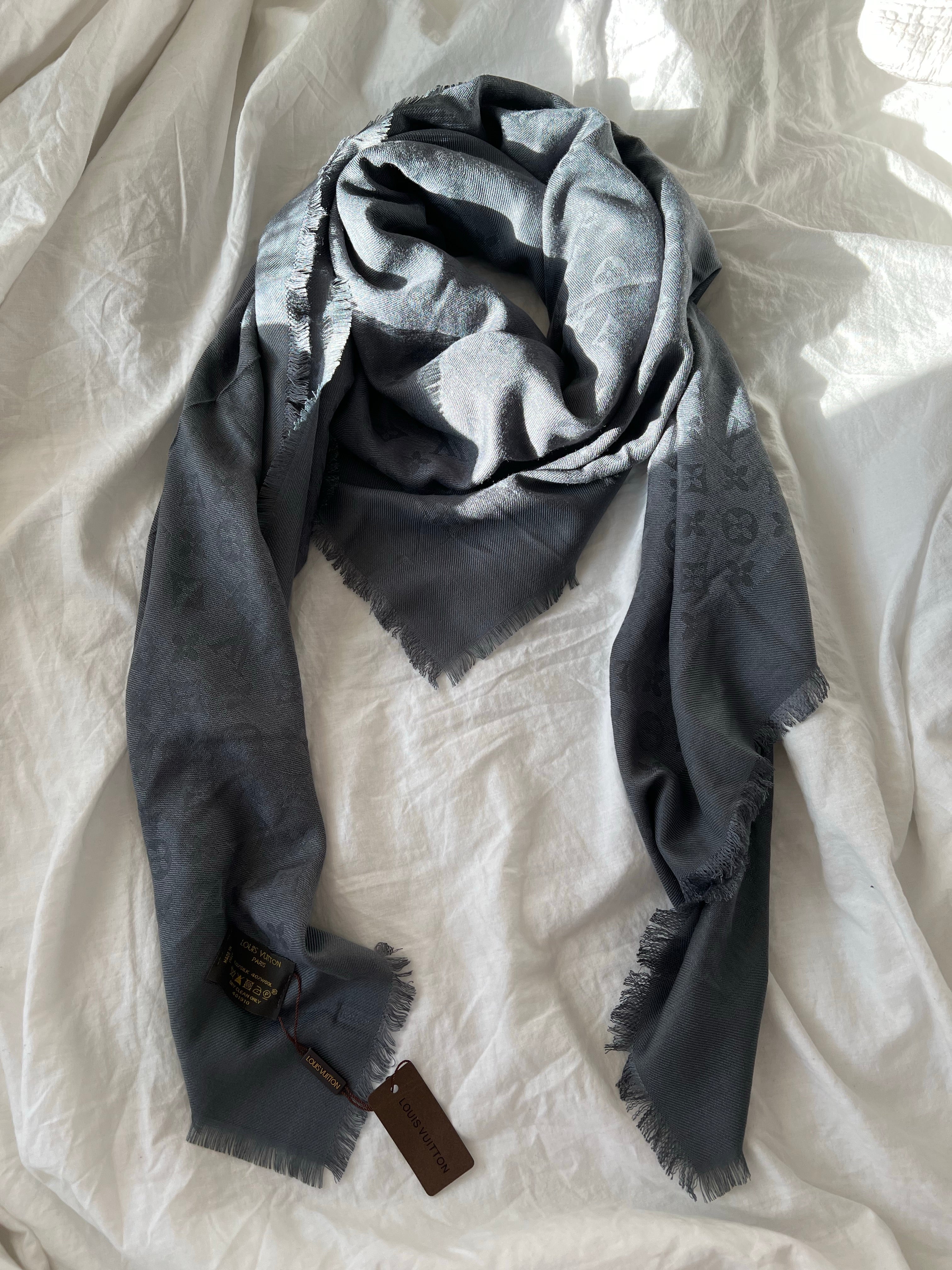 TOP Louis Vuitton LV L*V Big Square Scarf - Grey