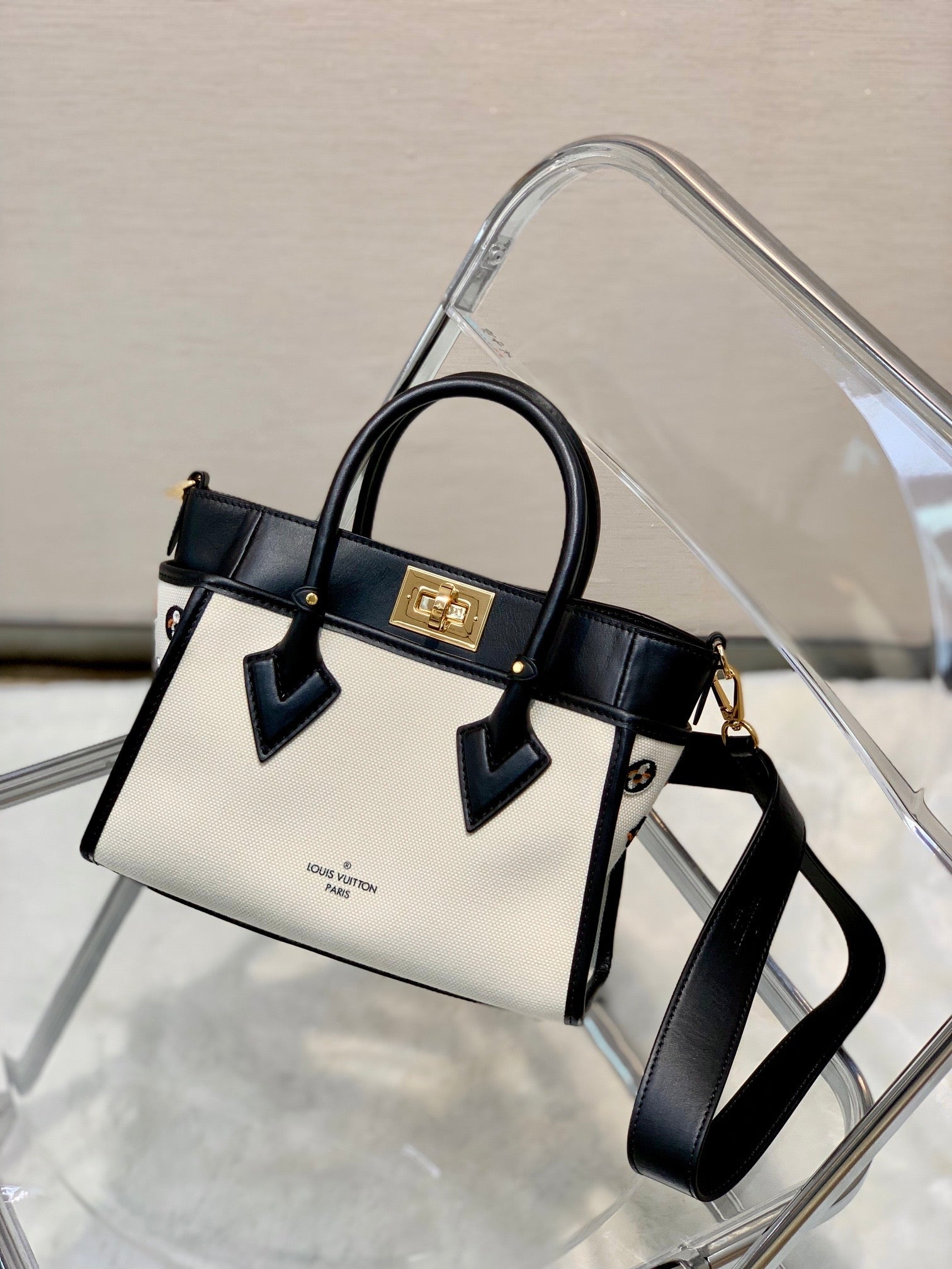 TOP Louis Vuitton LV  On My Side PM Textile Canvas Tote Bag 24.5 x 14 x 30.5 cm- Black