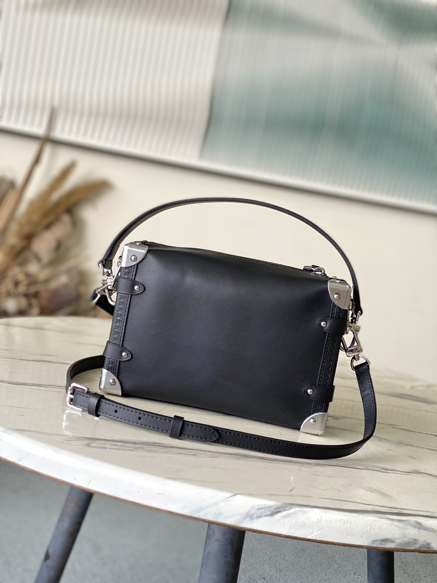 TOP Louis Vuitton LV Side Trunk Handbag  16 x 8.5 x 23.5cm - Black