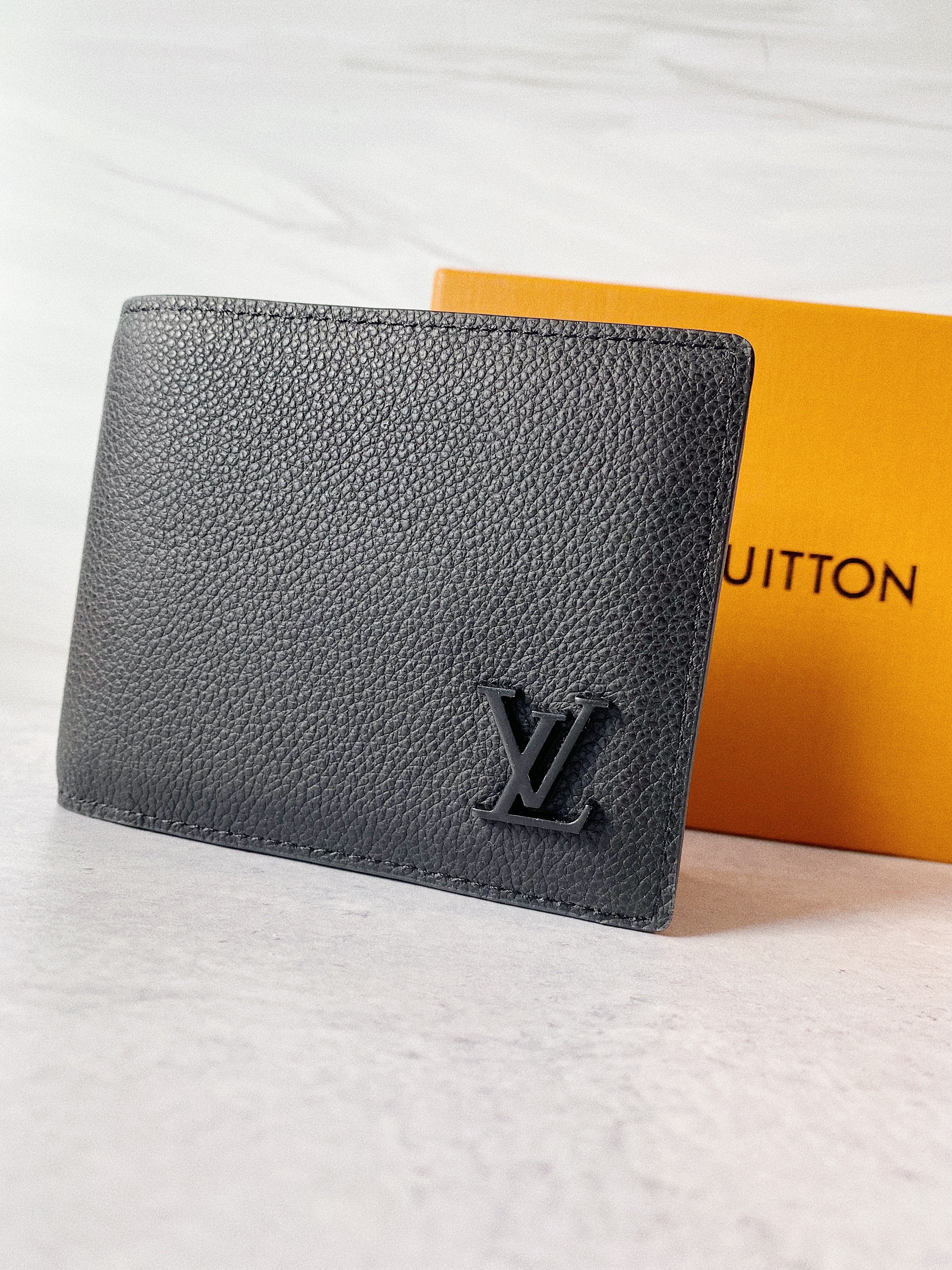 TOP Louis Vuitton LV L*V Plain Leather Logo Folding Men Wallet - Black