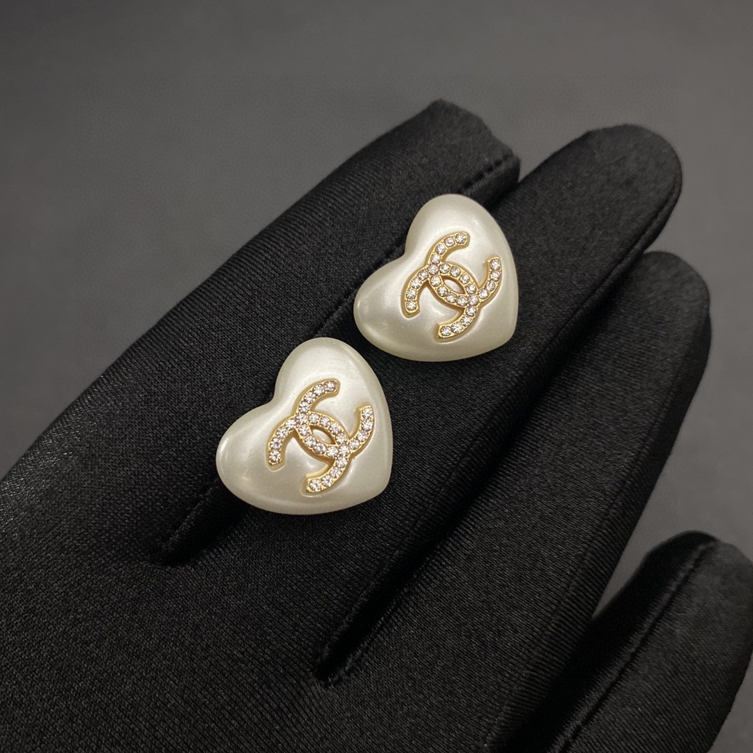 TOP CHANEL Heart Shape Pearl Earrings - Gold&White