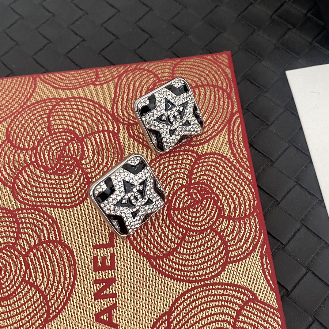 TOP CHANEL Square Five-Pointed Star Earrings