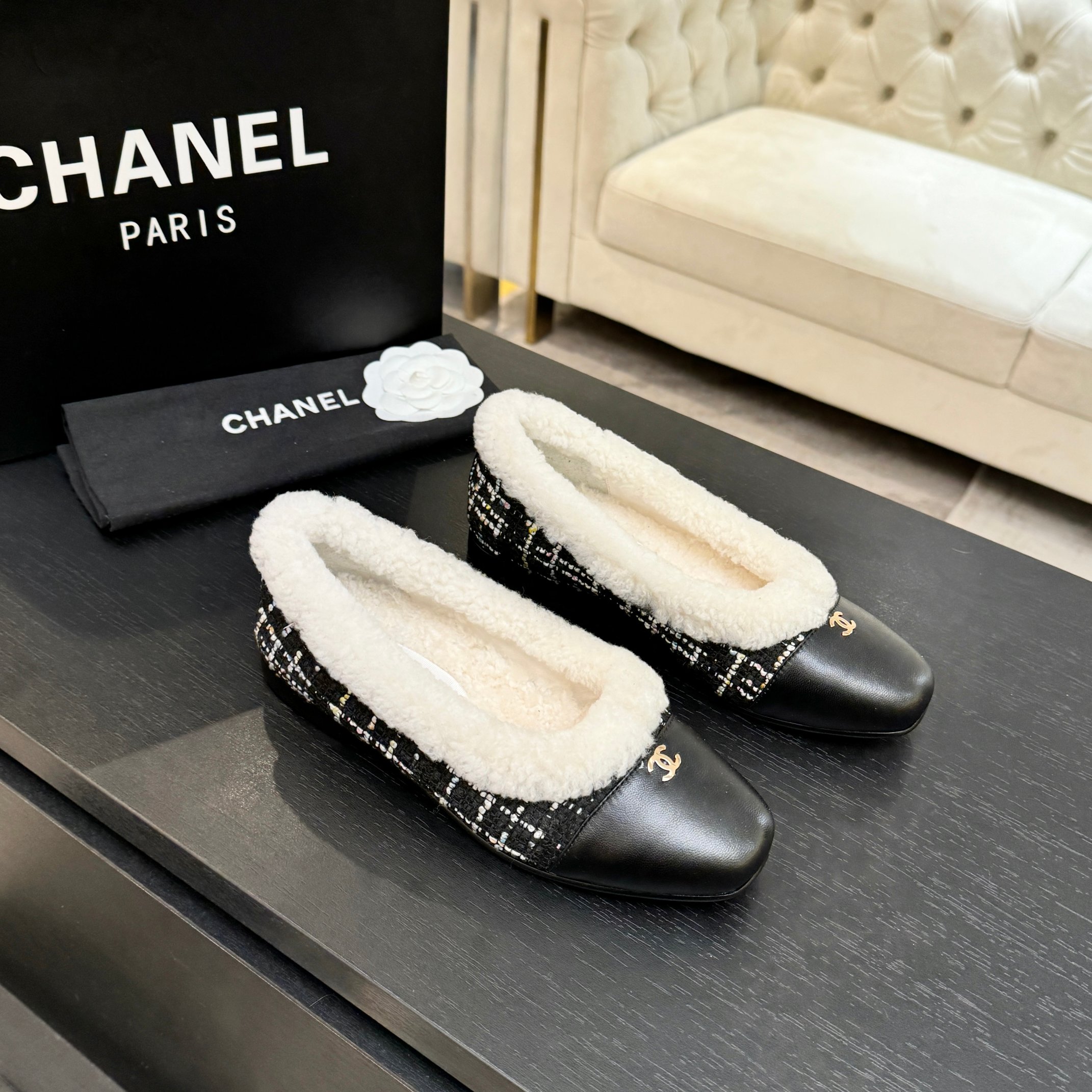 TOP CHANEL Flat Shoes - 2 Colors