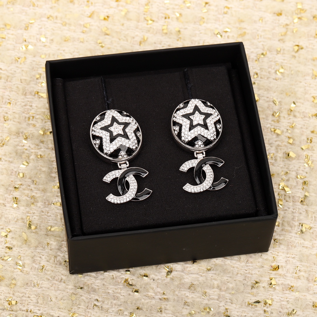 TOP CHANEL Five-pointed Star Double C Earrings