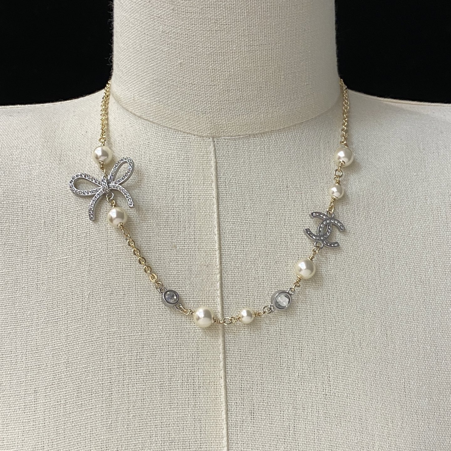 TOP CHANEL Pearl Necklace - Gold and Silver