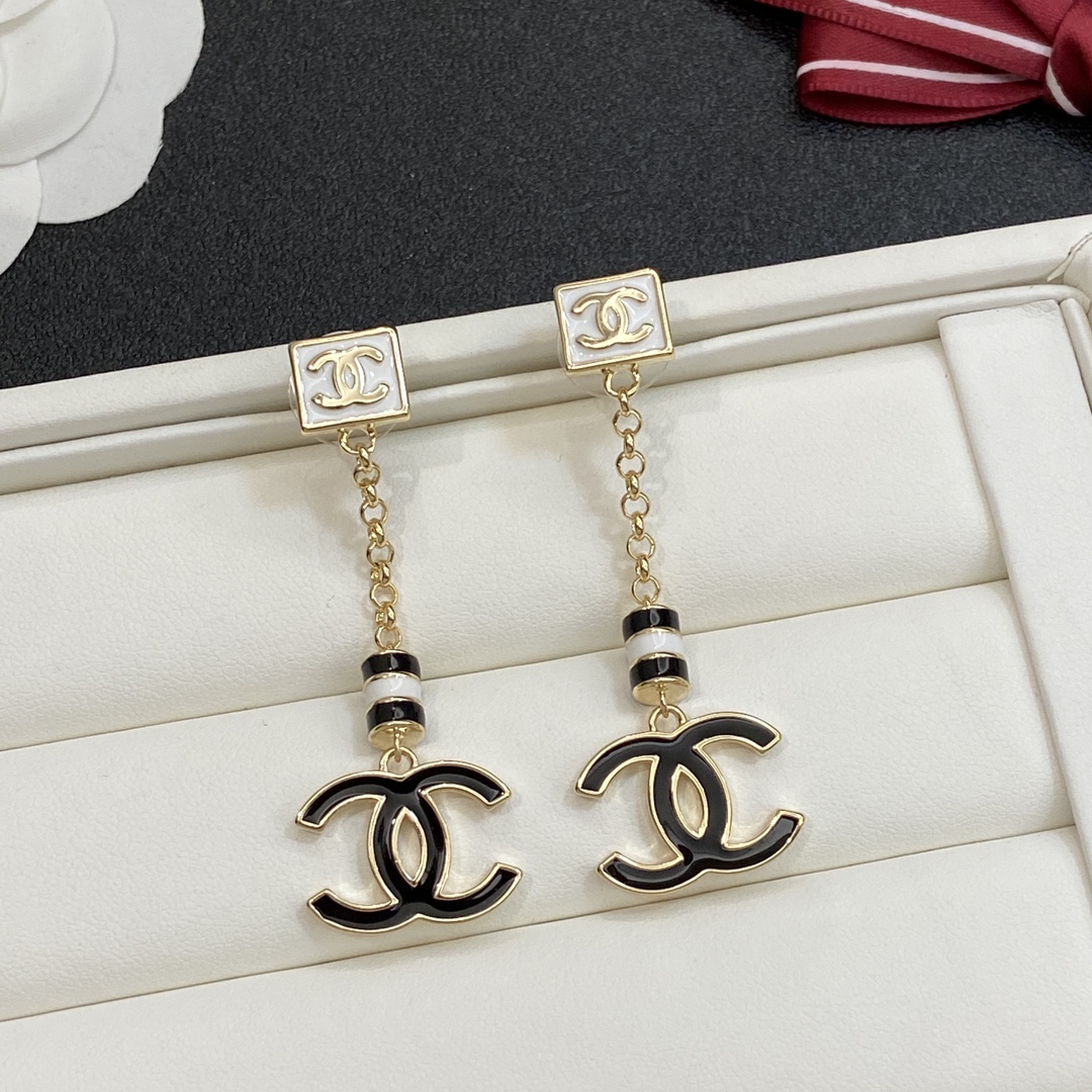 TOP CHANEL  Earrings- Gold