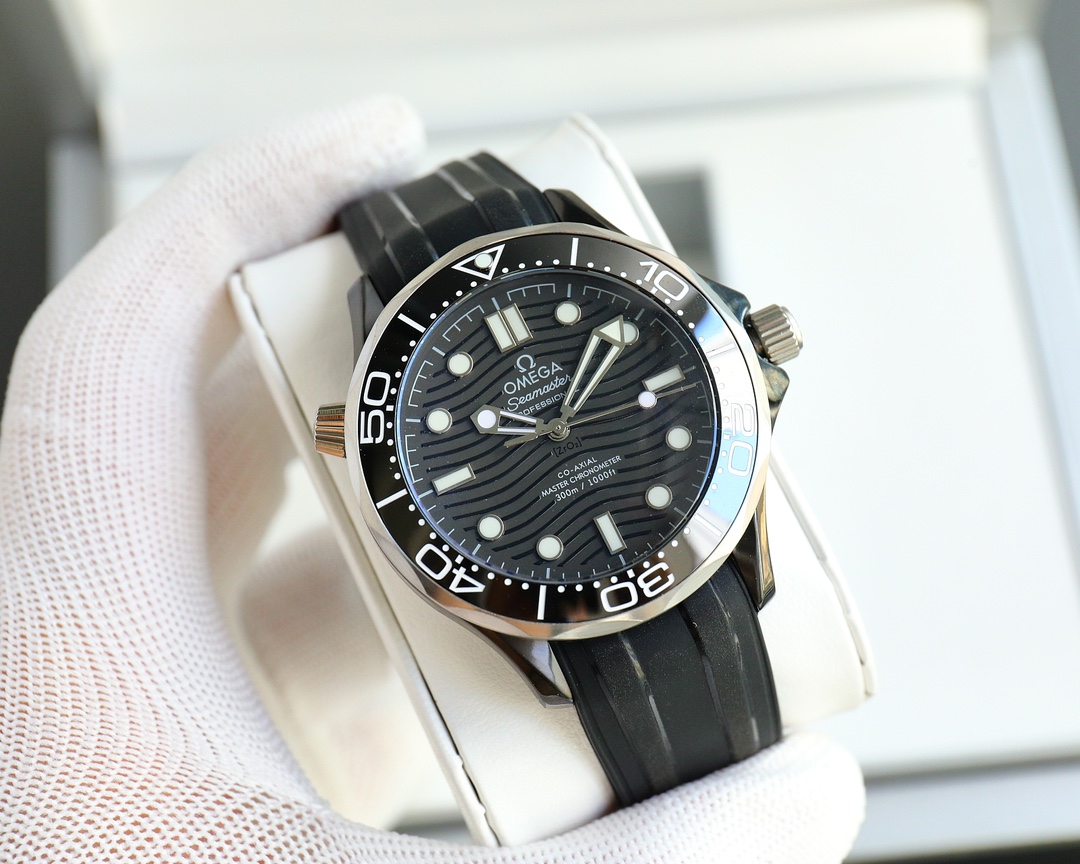 TOP OMEGA Omega Seamaster 300m Diver Watch
