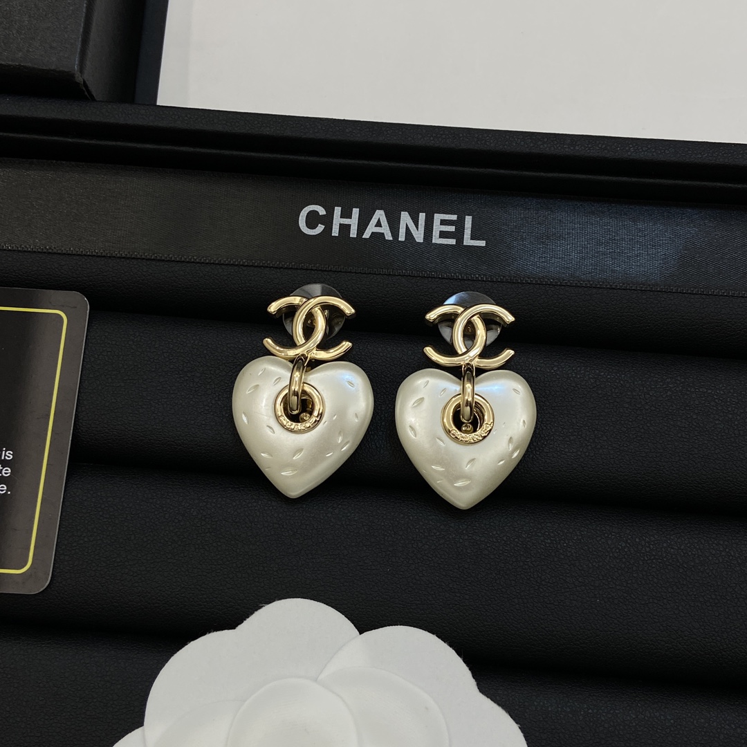 TOP CHANEL Heart Earrings