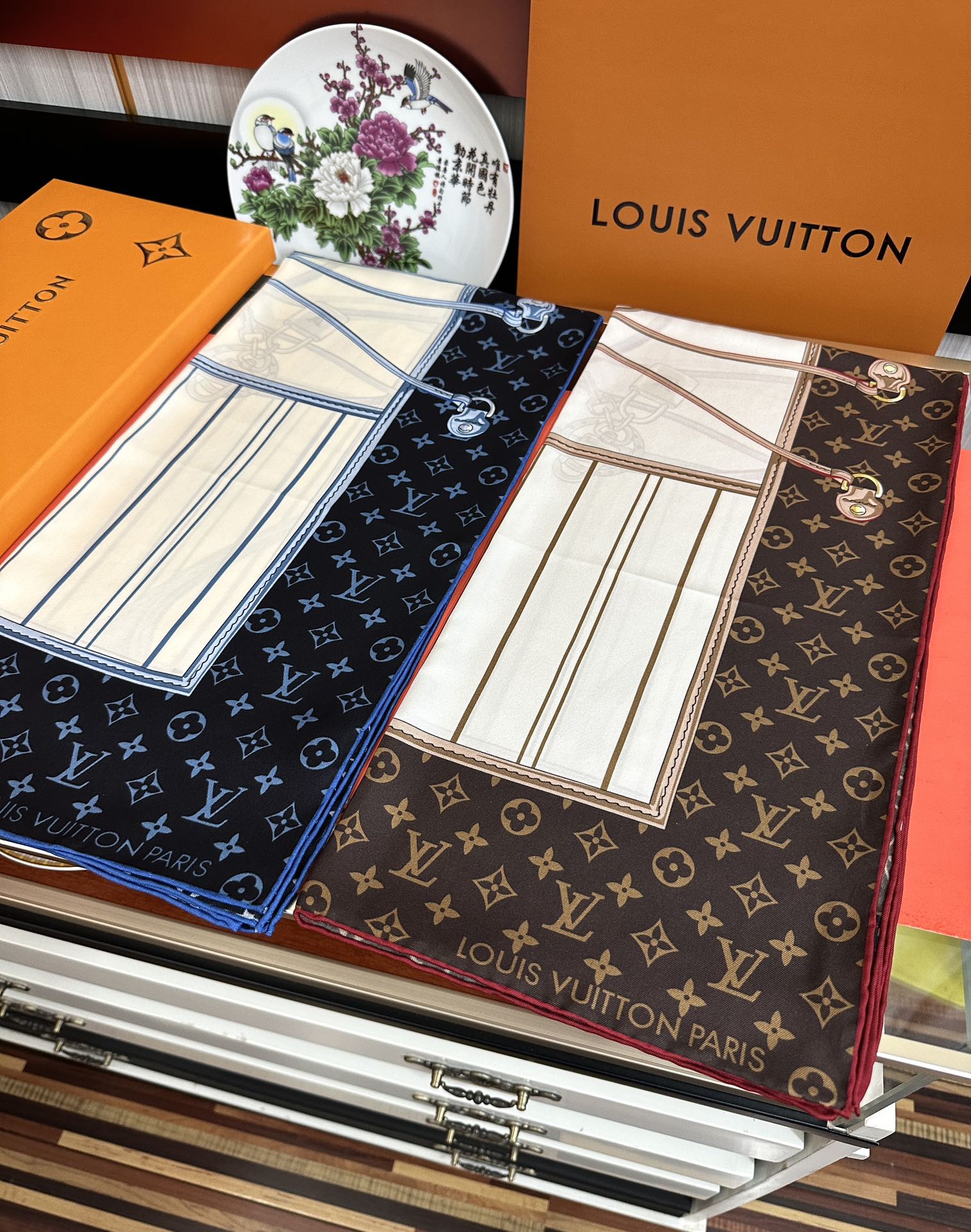 TOP Louis Vuitton LV Silk Square Scarf 90 x 90 cm - 2 Colors