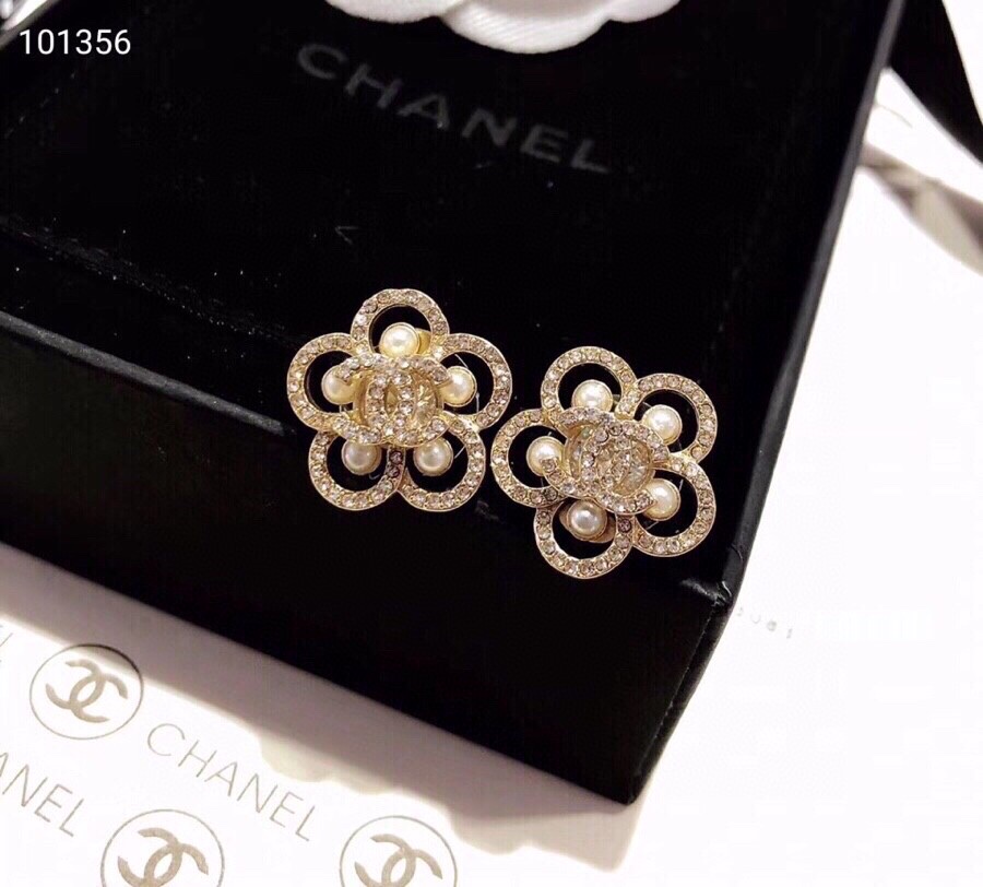 TOP CHANEL Flower Stud Earrings
