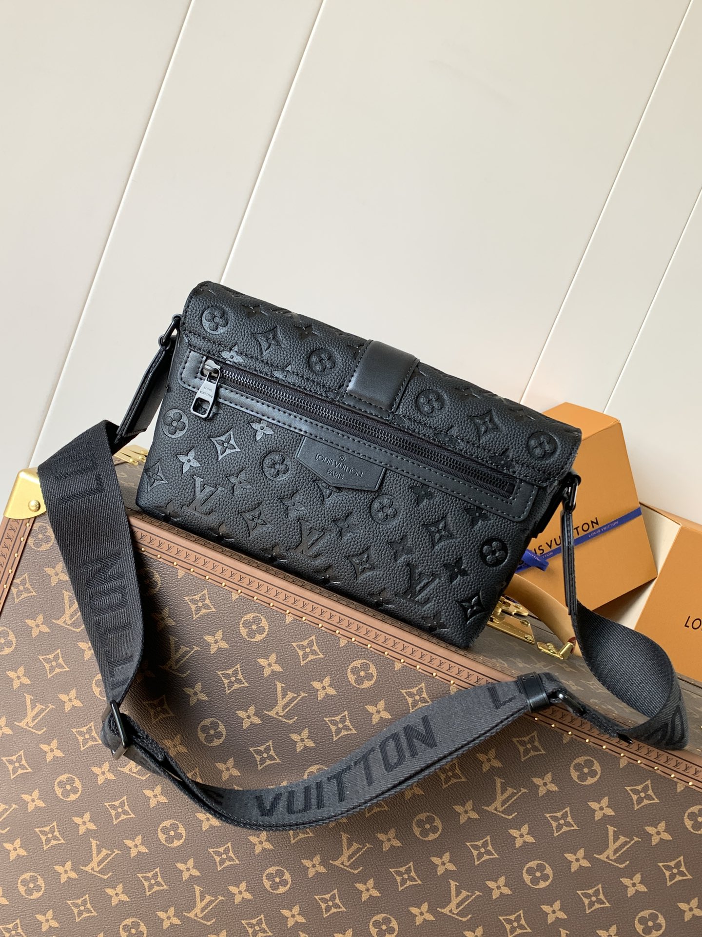 TOP Louis Vuitton LV Men's S-Cape Bag 28x16x10CM - Black