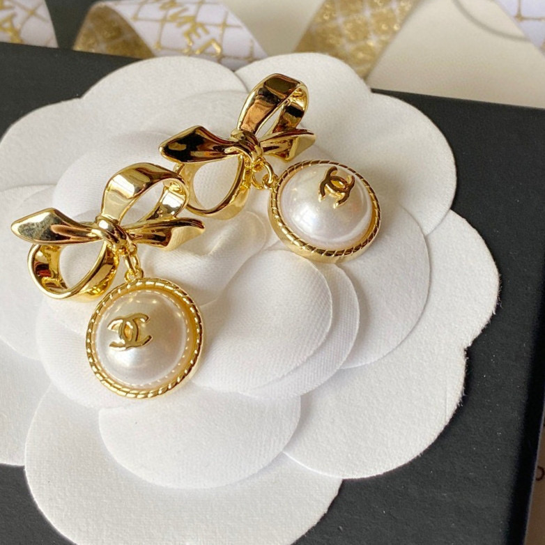 TOP CHANEL Logo Pearls Gold Bow Earrings