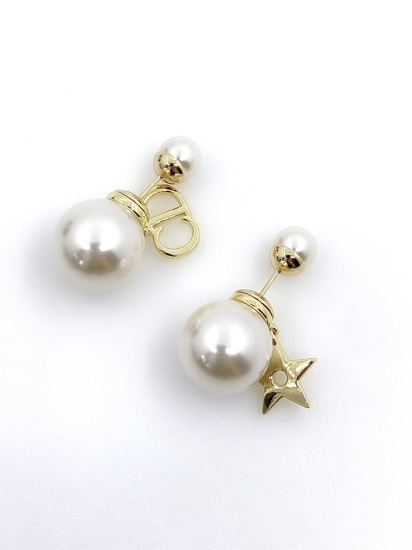 TOP Christian Dior CD Pearl Letter Earrings - Gold