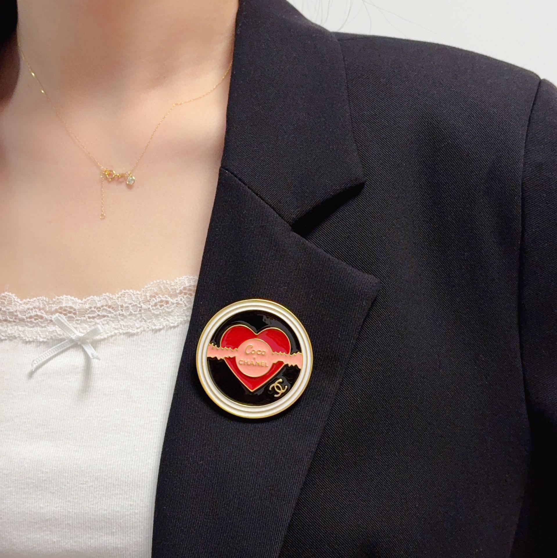 TOP CHANEL  Brooch - Gold