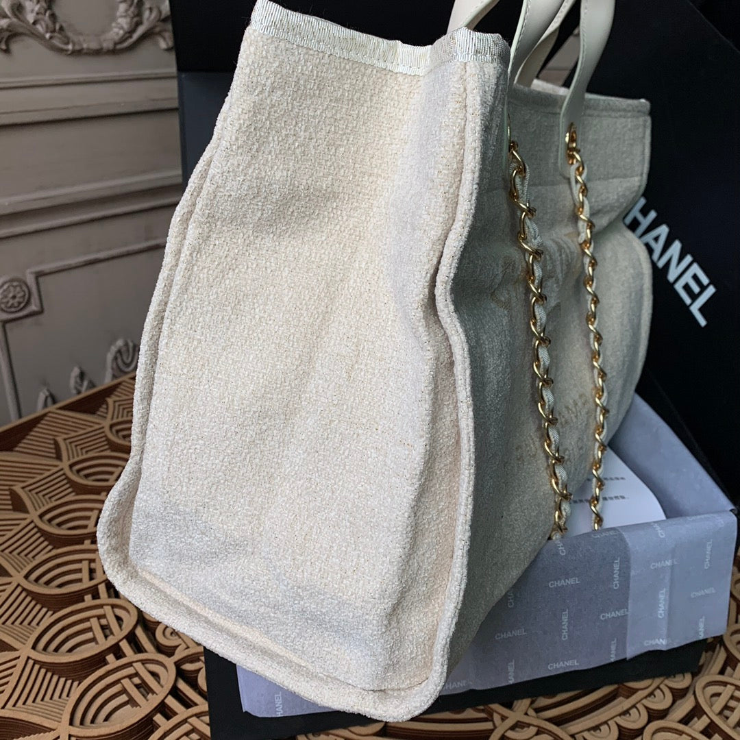TOP CHANEL Deauville Tote Shopping Bag - White and Golden Threading