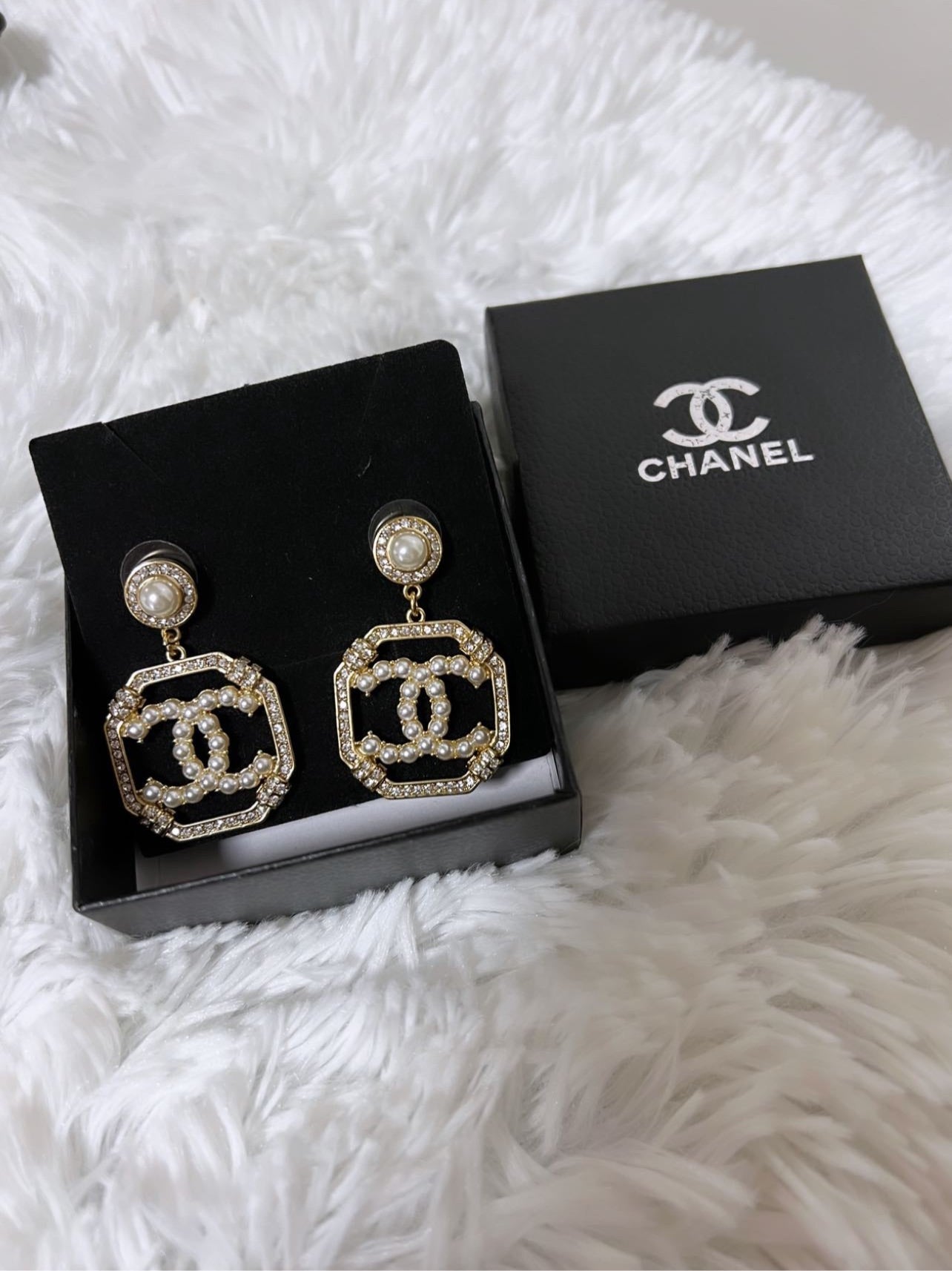 TOP CHANEL Dangle Square Stones and Pearl Earrings - Gold