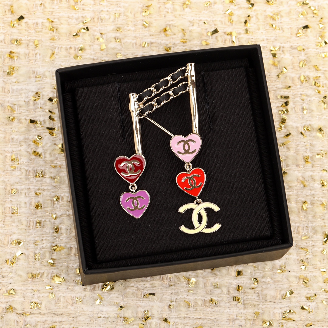 TOP CHANEL Note Heart Brooch-Pink