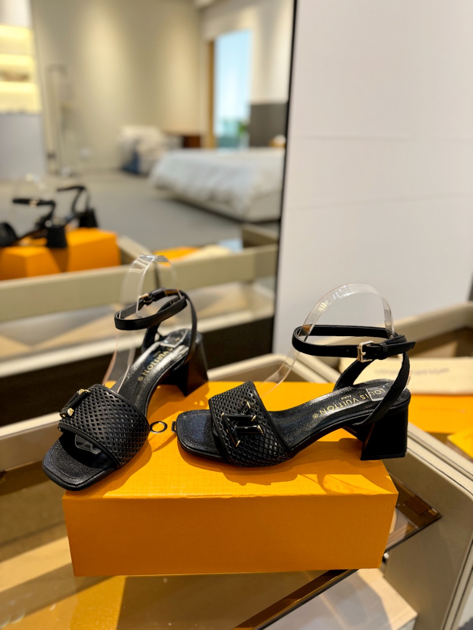 TOP Louis Vuitton LV Hollow Pumps - 7 Color