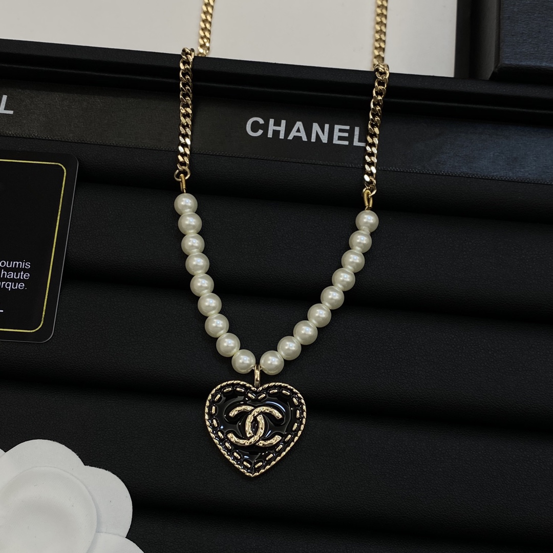 TOP CHANEL Sweater Chain with Pearl and Heart Pendant - Gold