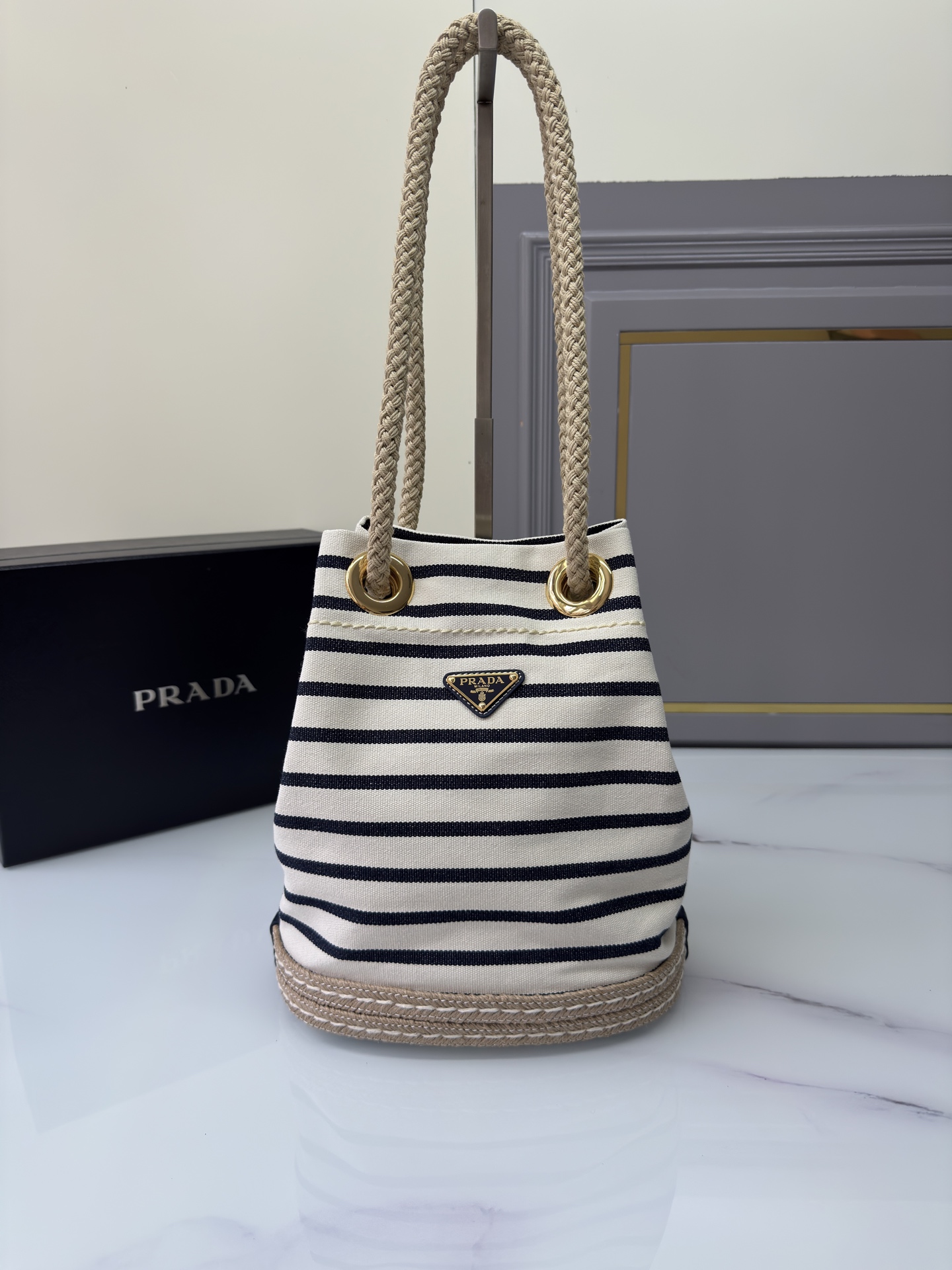 TOP PRADA Buckle Handbag 28 x 23.5 x 15 cm - 2 Color