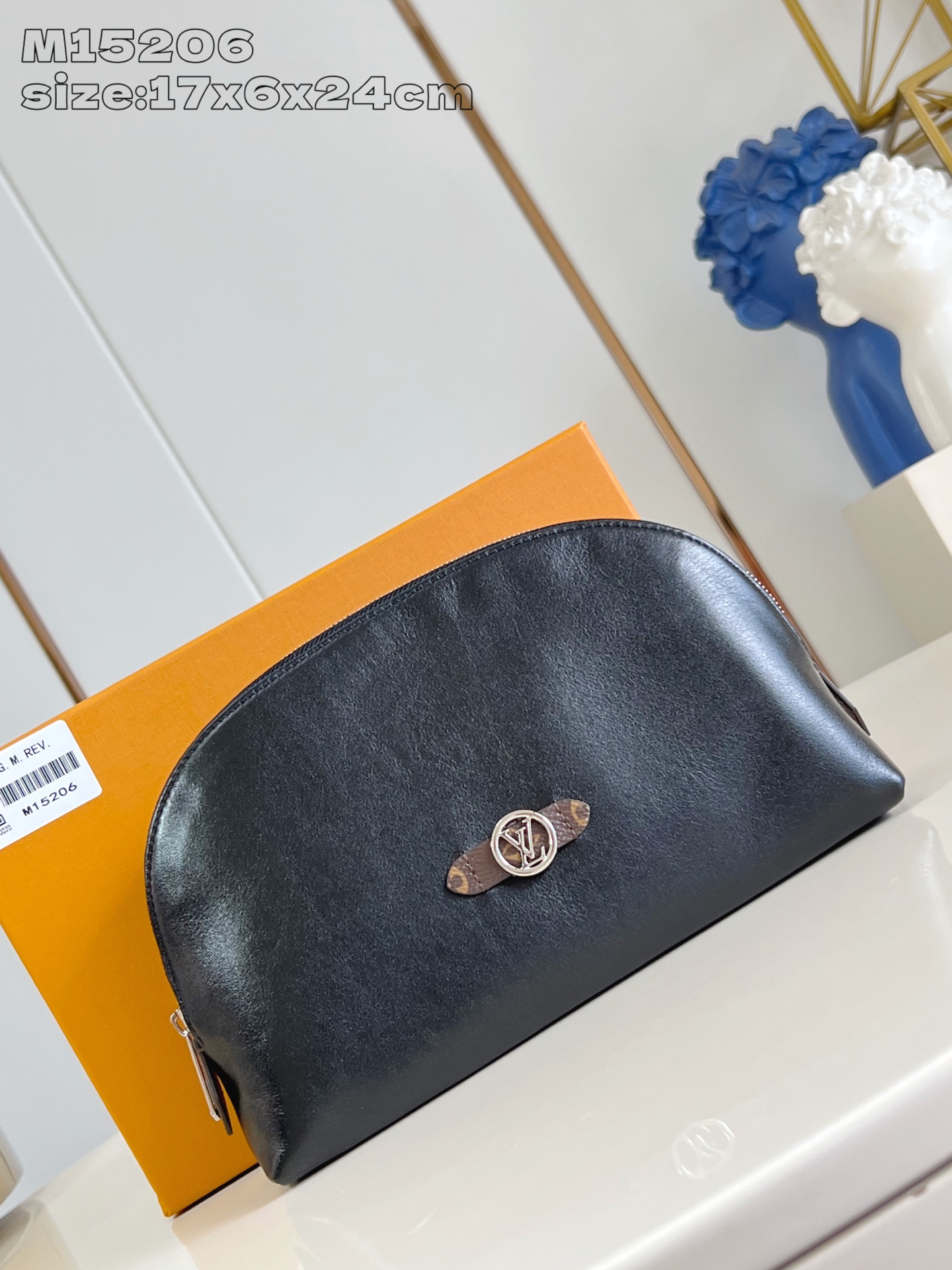 TOP Louis Vuitton LV Pochette Cosmétique Cosmetic Bag 17 x 6 x 24 cm - Black