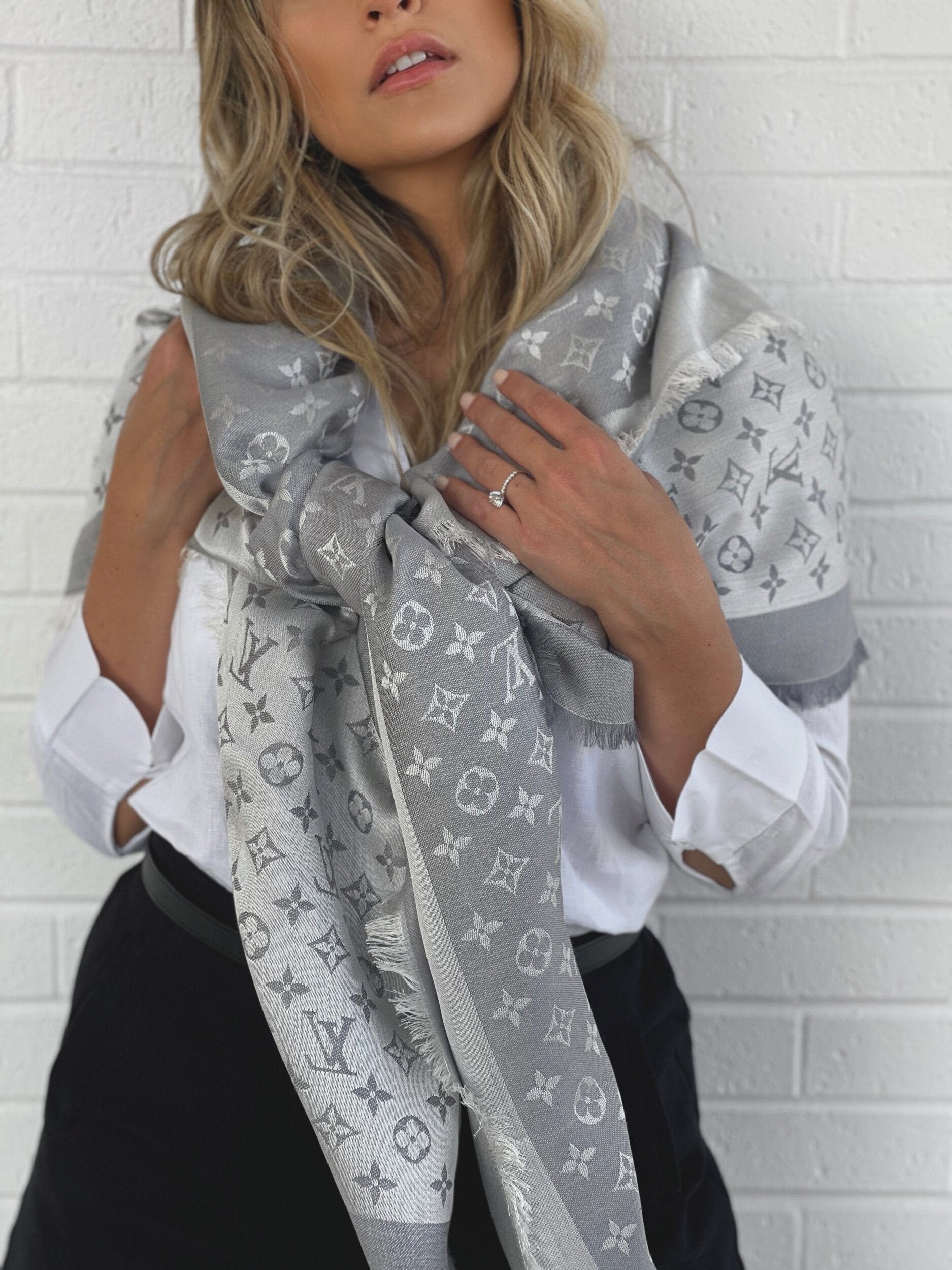 TOP Louis Vuitton LV  Scarf  - Grey