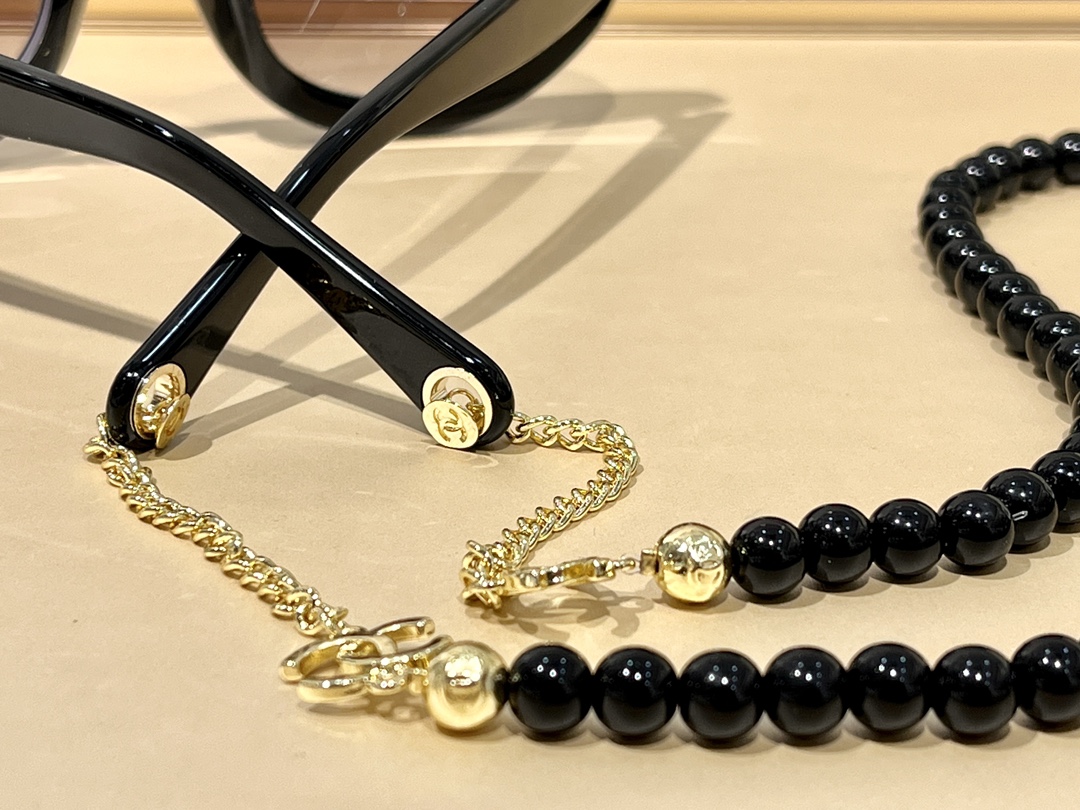 TOP CHANEL Exclusive Chain Hole Notch Buckle Sunglasses