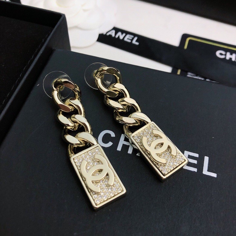 TOP CHANEL Chain Square Stud Earrings