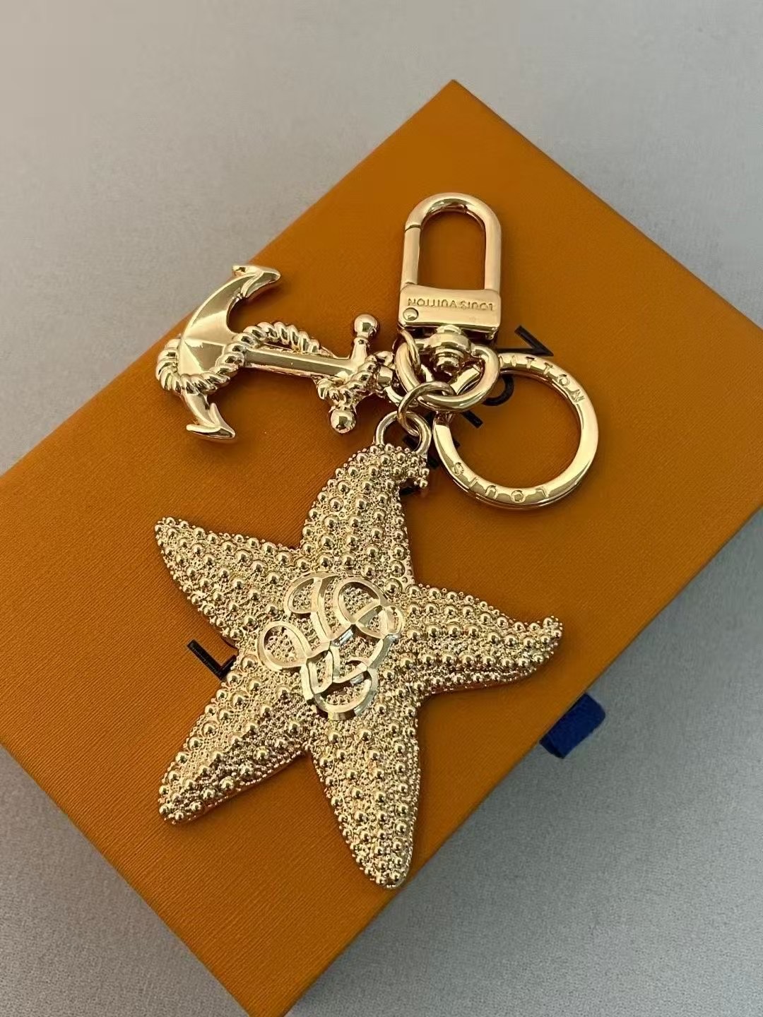 TOP Louis Vuitton LV  Key Chain-Gold