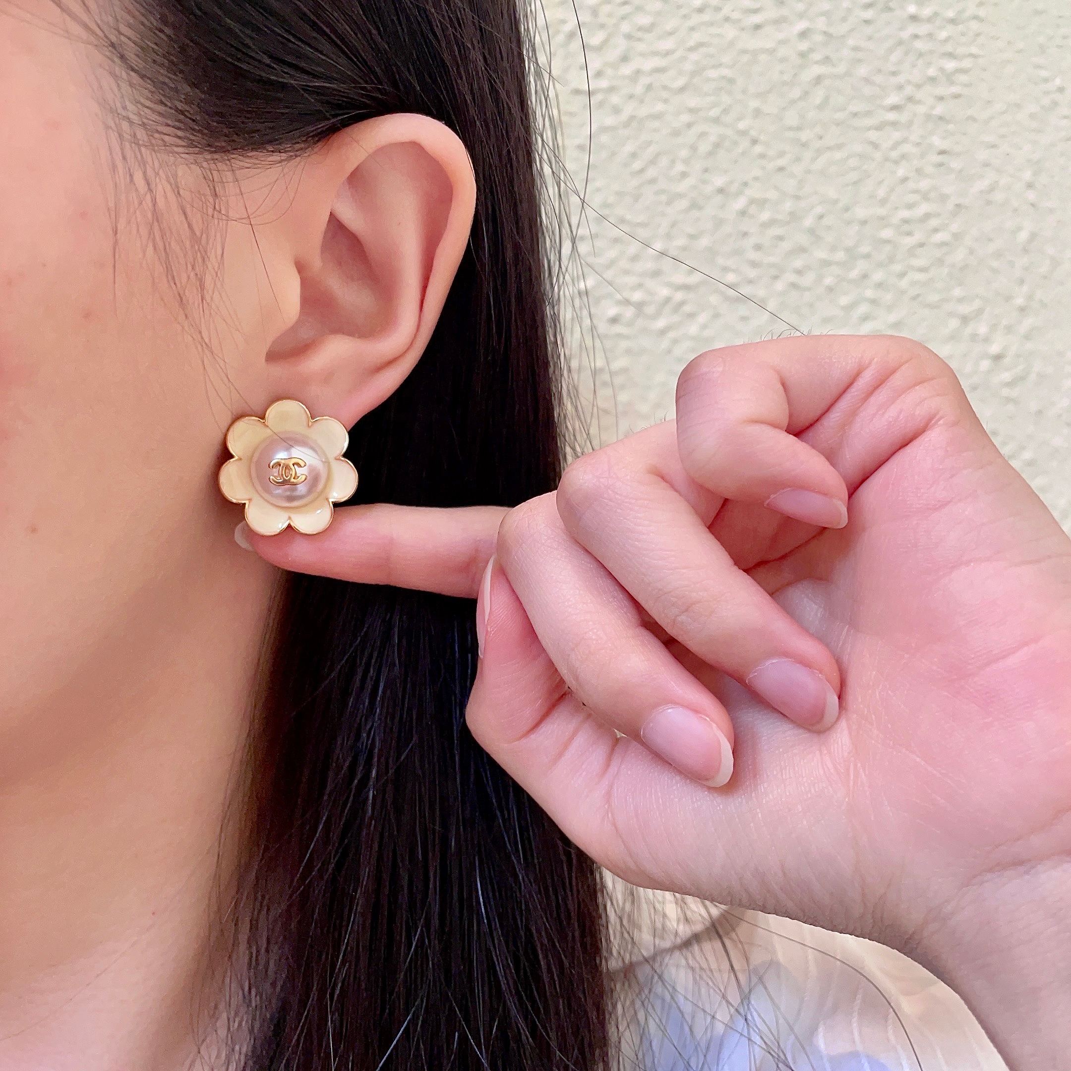 TOP CHANEL CC Earrings - White