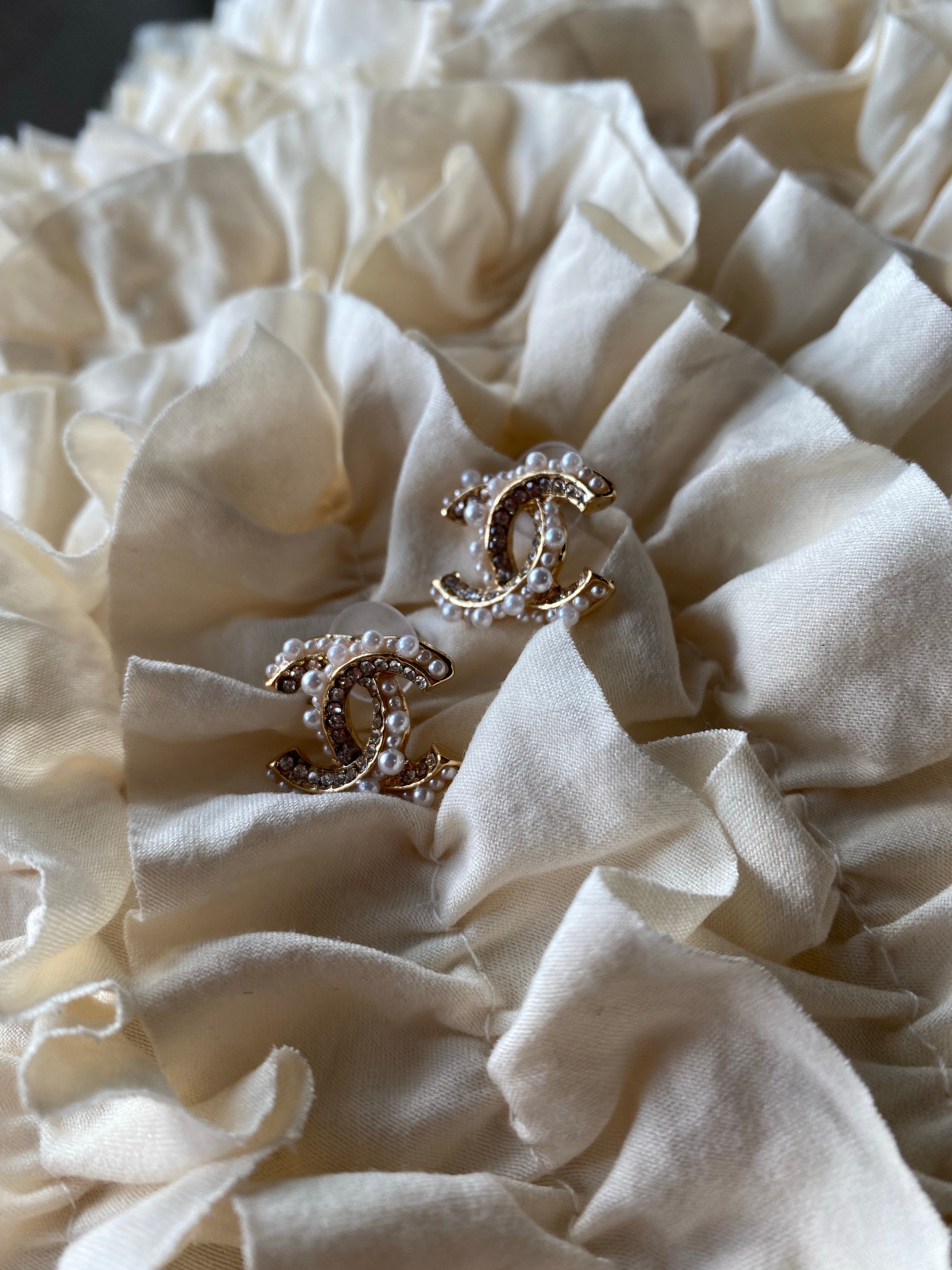 TOP CHANEL Stud Pearls Earrings