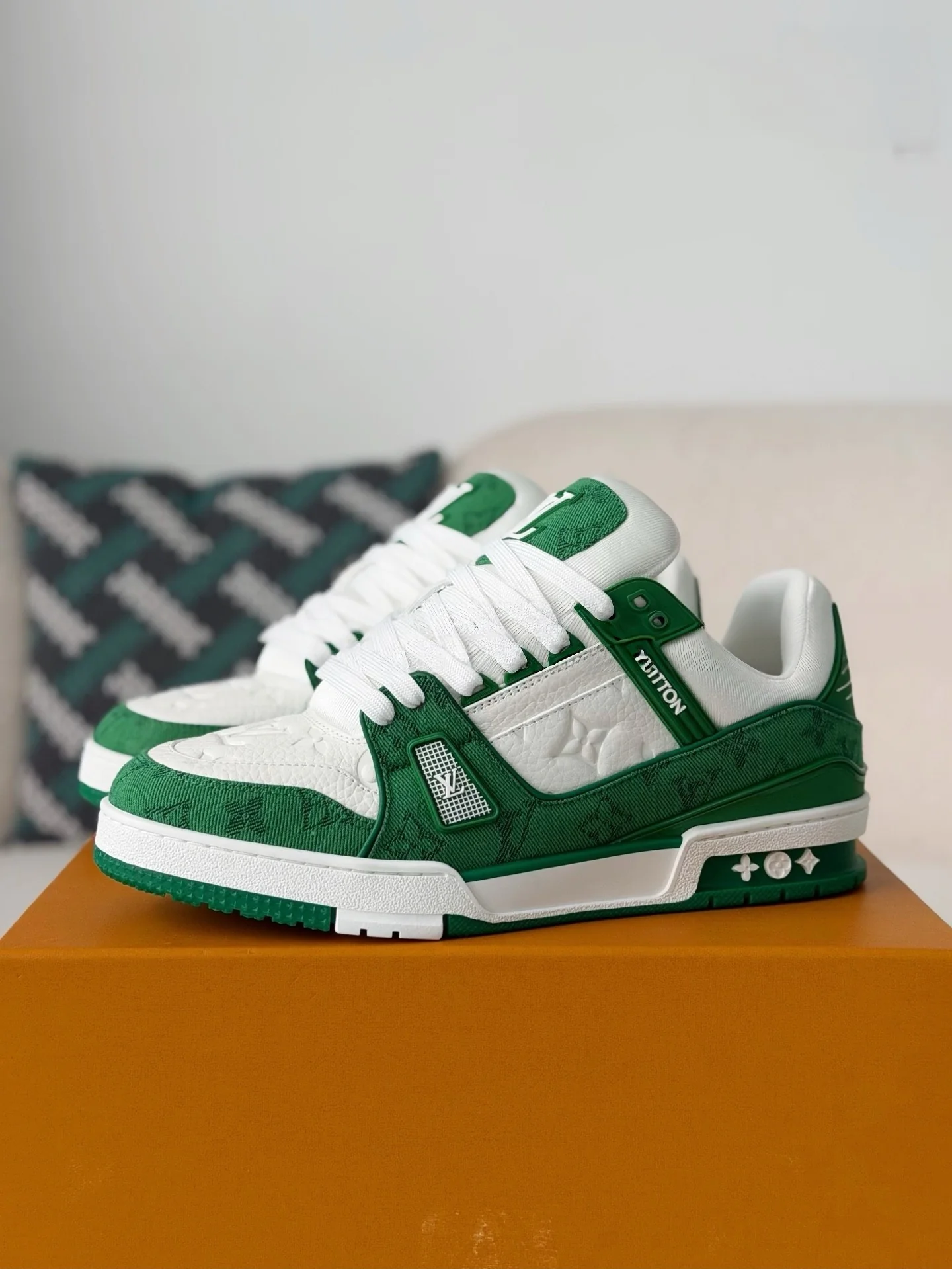 AAAShose White Green Jacquard Patchwork Low Top Sneakers, Embossed Leather Streetwear Platform Skate Shoes Unisex