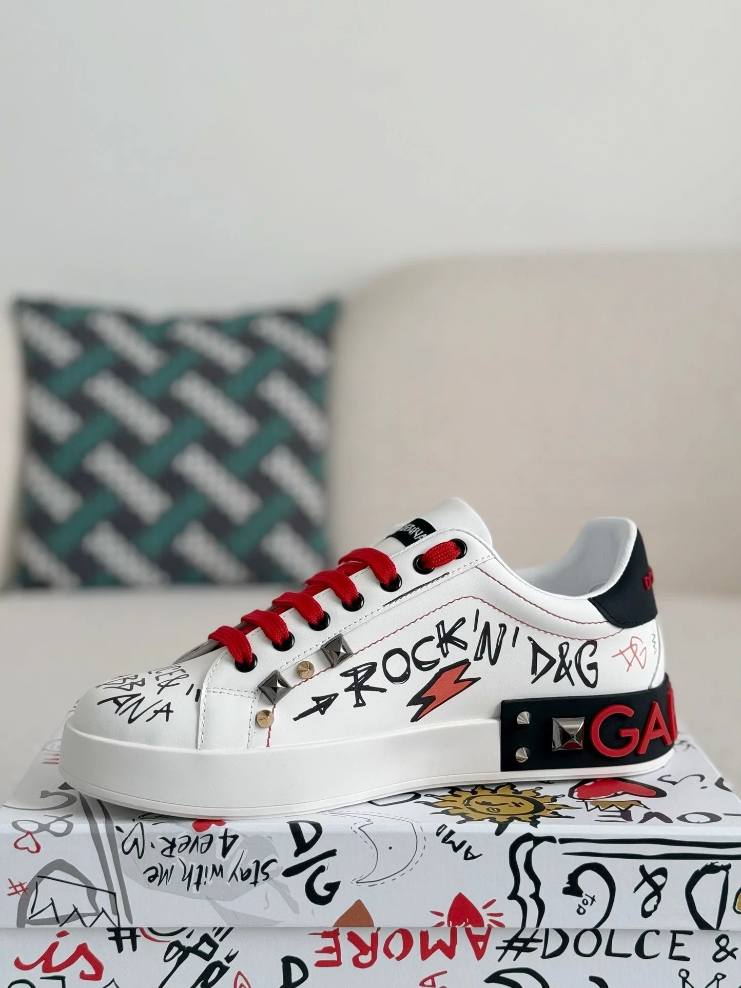 AAAShoes Men Portofino Graffiti Print Sneakers White Red Rivet Golden Crest Badge Low Top Casual Board Shoes