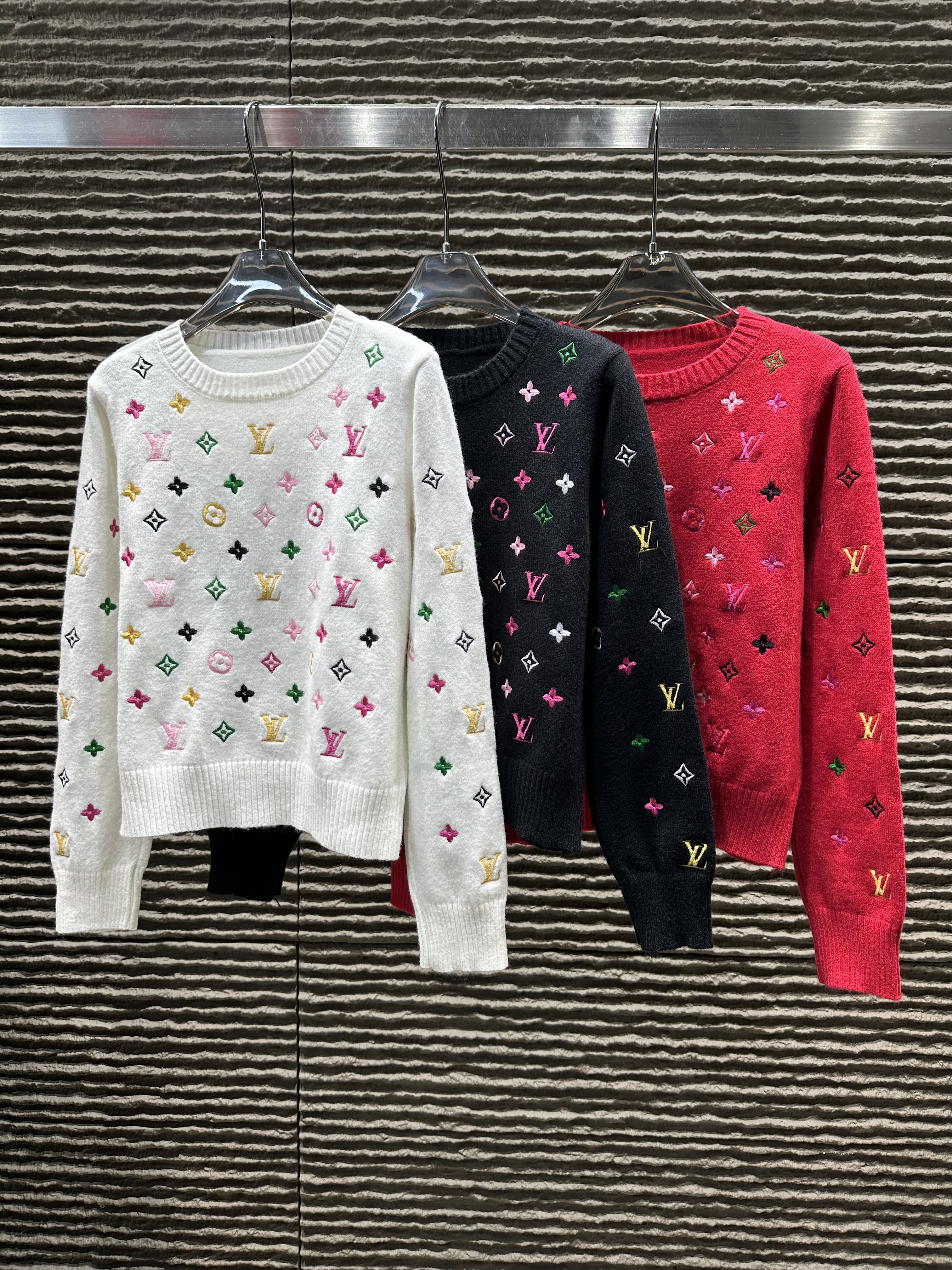 TOP Louis Vuitton LV Sweater -  3 Colors